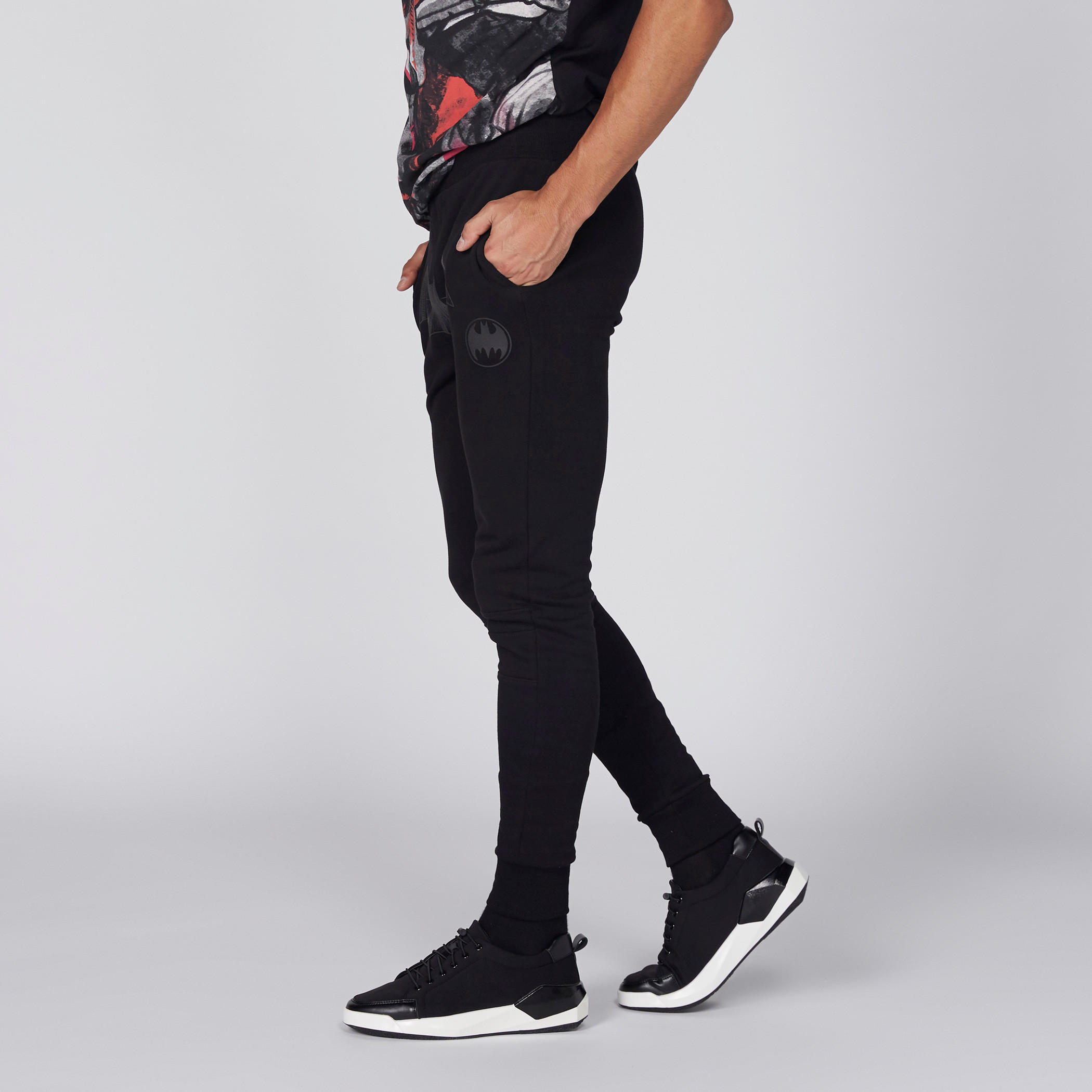 بنطال طويل بأساور مطاطية وجيوب وطبعات باتمان-men-clothing-bottoms-joggers-image-4