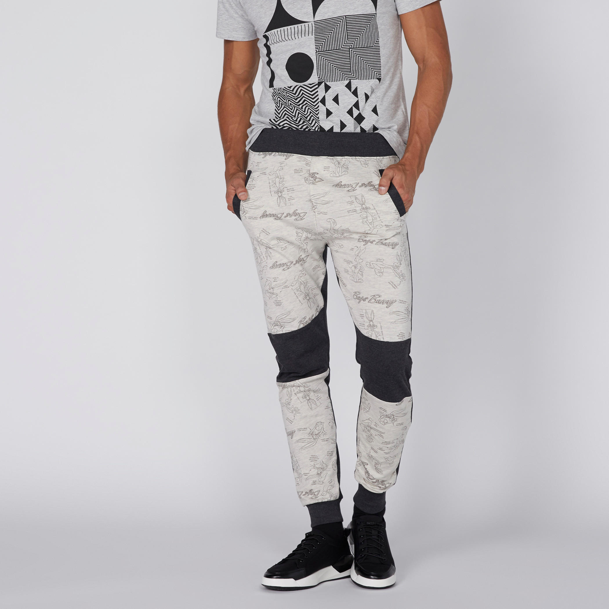 بنطال طويل بأساور مطاطية وجيوب وطبعات باجز باني-men-clothing-bottoms-joggers-image-1