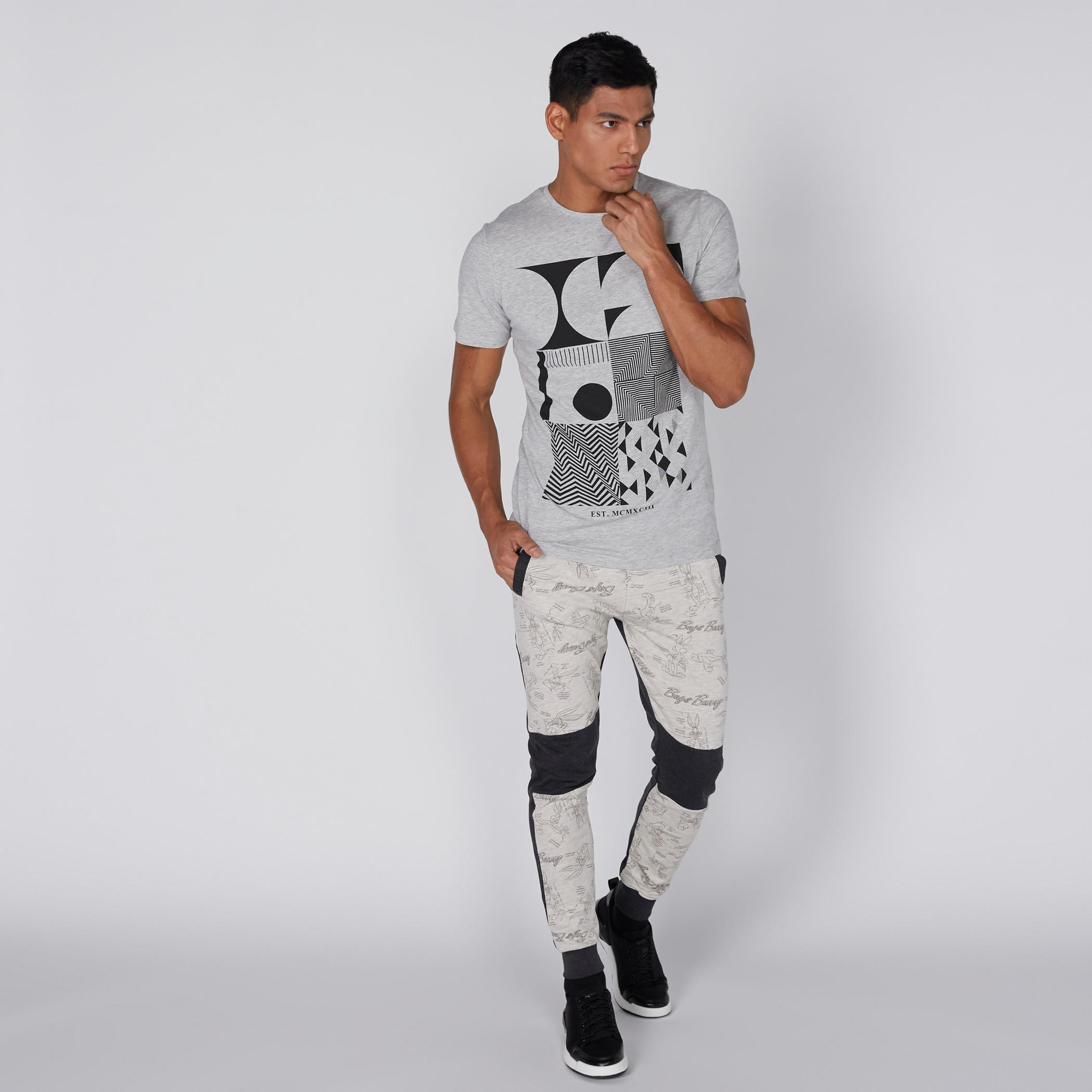 بنطال طويل بأساور مطاطية وجيوب وطبعات باجز باني-men-clothing-bottoms-joggers-image-2