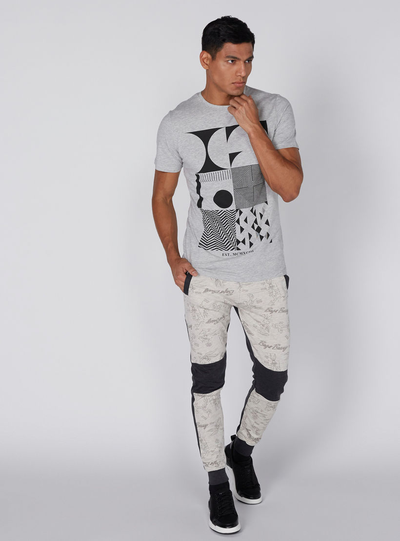 بنطال طويل بأساور مطاطية وجيوب وطبعات باجز باني-men-clothing-bottoms-joggers-image-2