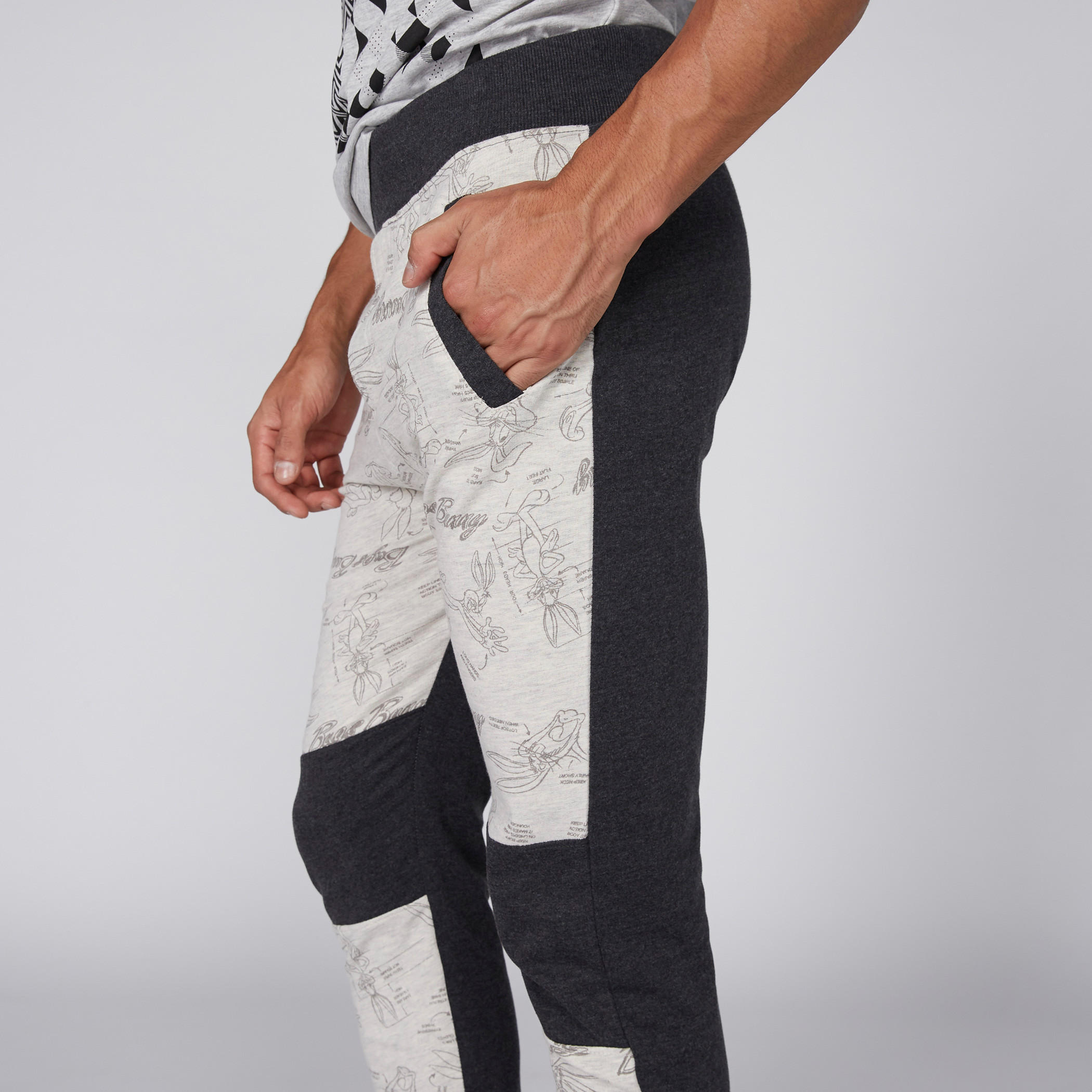 بنطال طويل بأساور مطاطية وجيوب وطبعات باجز باني-men-clothing-bottoms-joggers-image-3