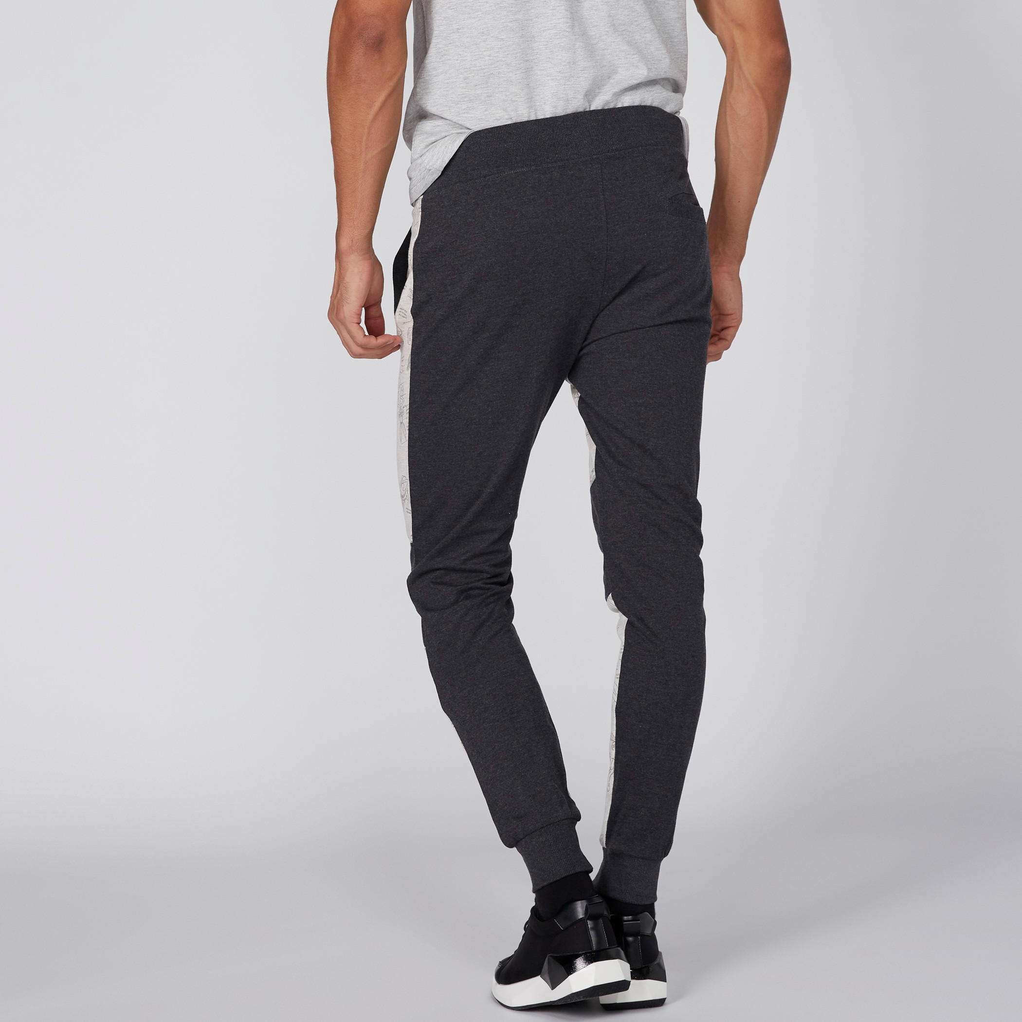 بنطال طويل بأساور مطاطية وجيوب وطبعات باجز باني-men-clothing-bottoms-joggers-image-4