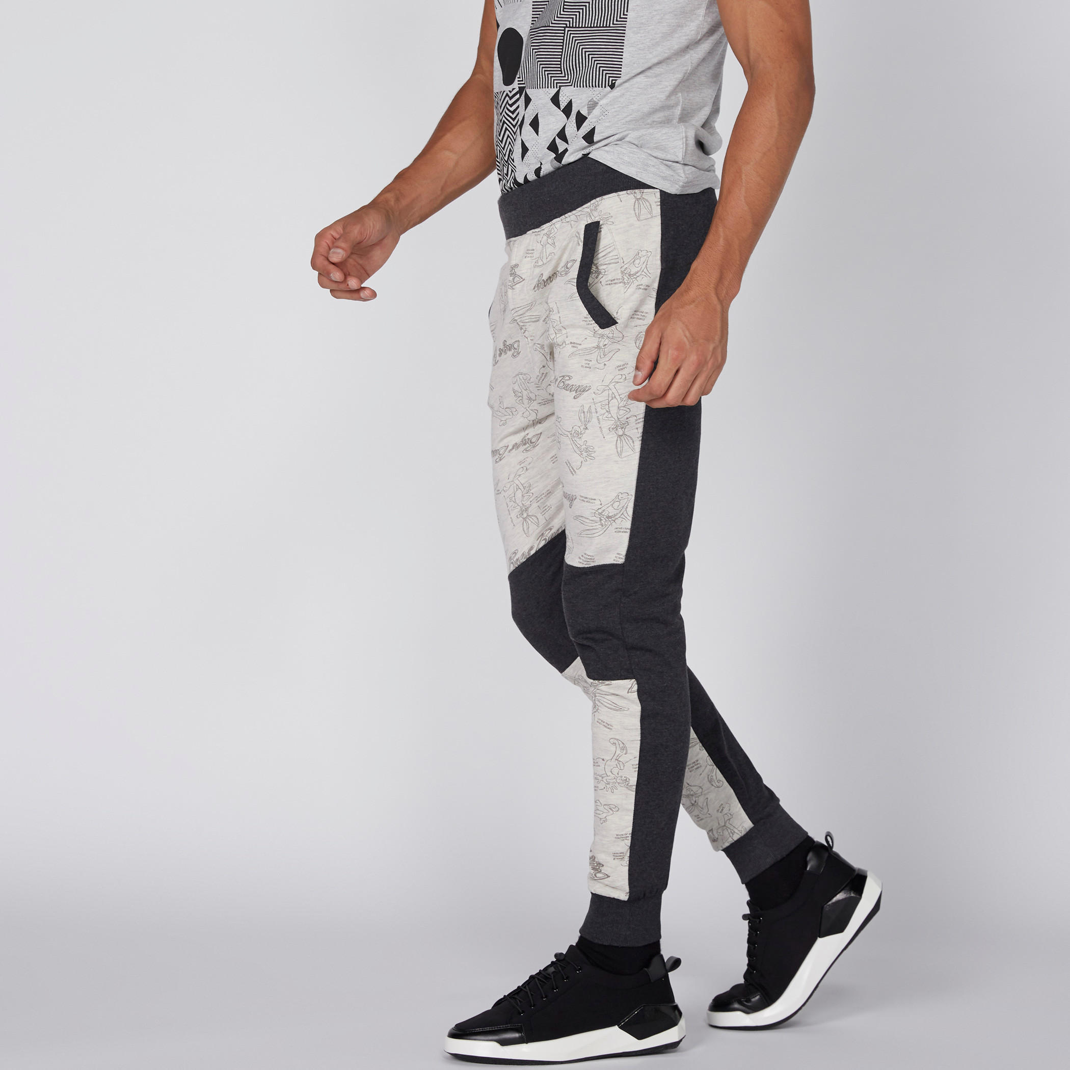 بنطال طويل بأساور مطاطية وجيوب وطبعات باجز باني-men-clothing-bottoms-joggers-image-5