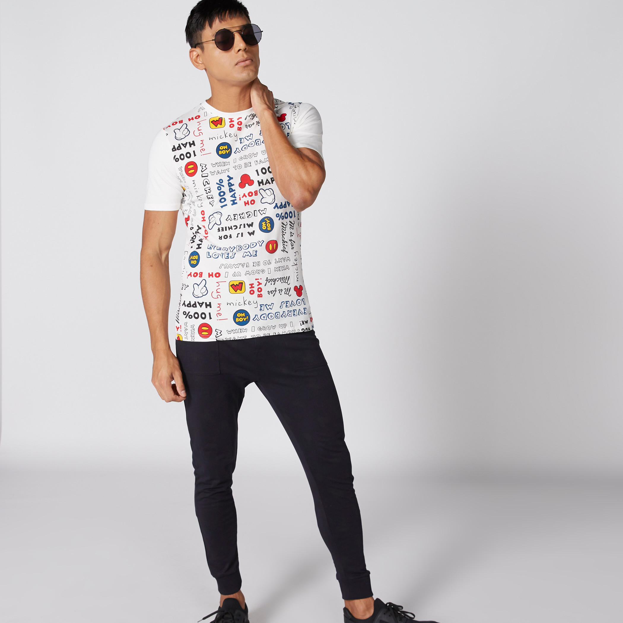 تيشيرت بأكمام قصيرة وياقة مستديرة مزيّن بطبعات ميكي ماوس-men-clothing-tshirtsandpolos-tshirts-image-4
