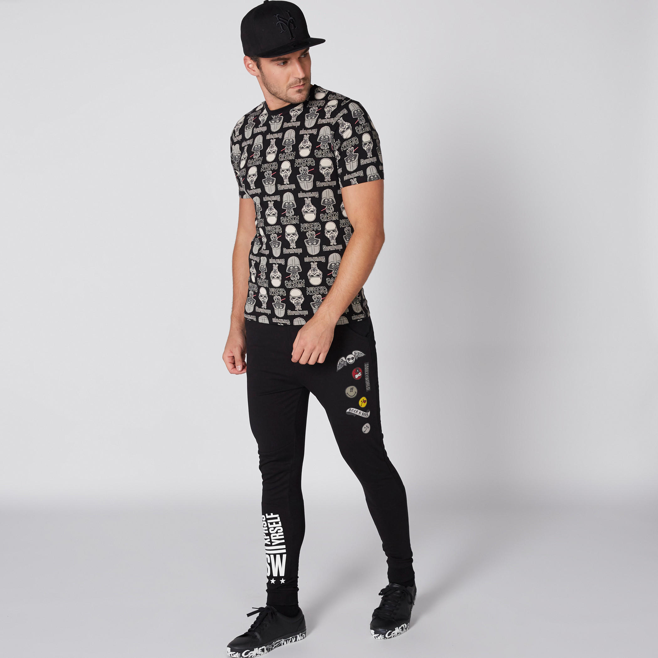 تيشيرت بياقة ضيقة وأكمام قصيرة وطبعات ستار وورز-men-clothing-tshirtsandpolos-tshirts-image-1