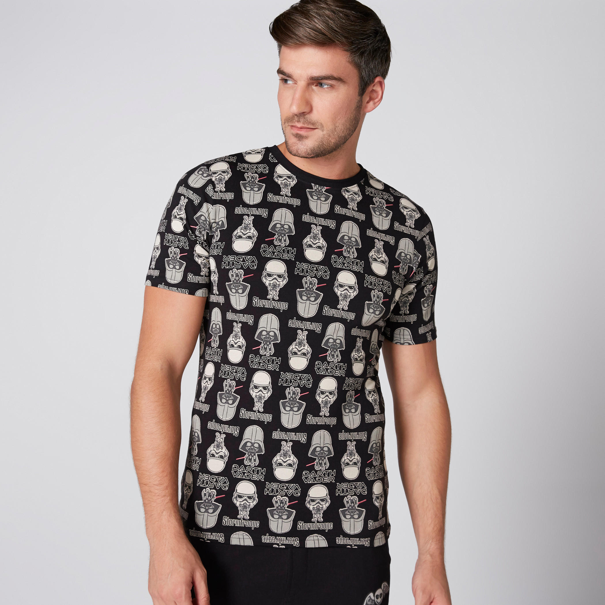تيشيرت بياقة ضيقة وأكمام قصيرة وطبعات ستار وورز-men-clothing-tshirtsandpolos-tshirts-image-2