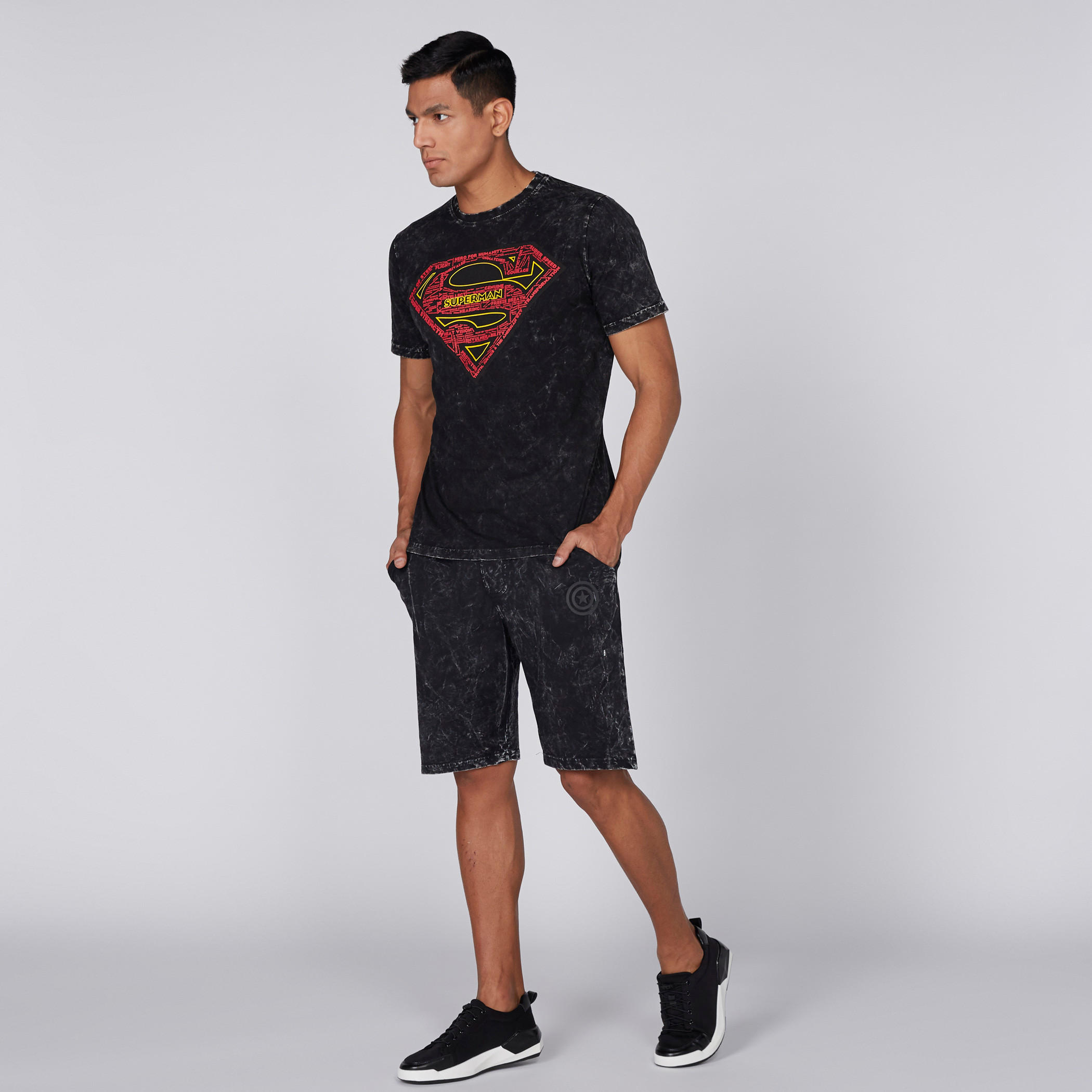 تيشيرت بياقة مستديرة وأكمام قصيرة وطبعات سوبرمان-men-clothing-tshirtsandpolos-tshirts-image-2