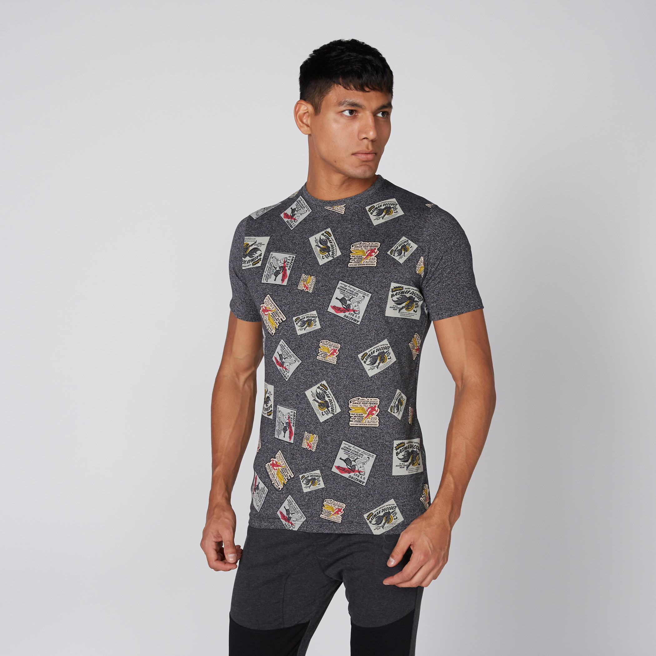 تيشيرت بياقة مستديرة وأكمام قصيرة ونقش جاستيس ليج-men-clothing-tshirtsandpolos-tshirts-image-1