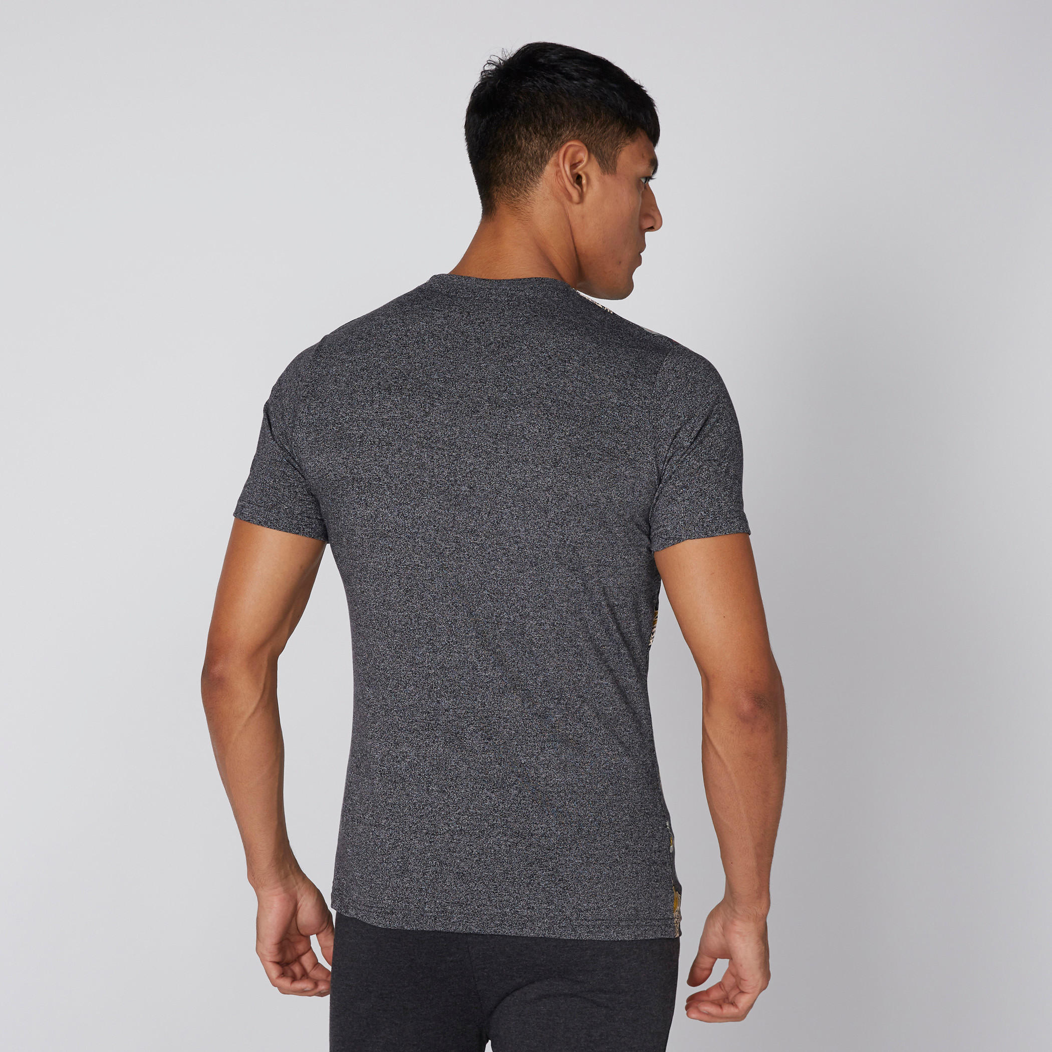 تيشيرت بياقة مستديرة وأكمام قصيرة ونقش جاستيس ليج-men-clothing-tshirtsandpolos-tshirts-image-2