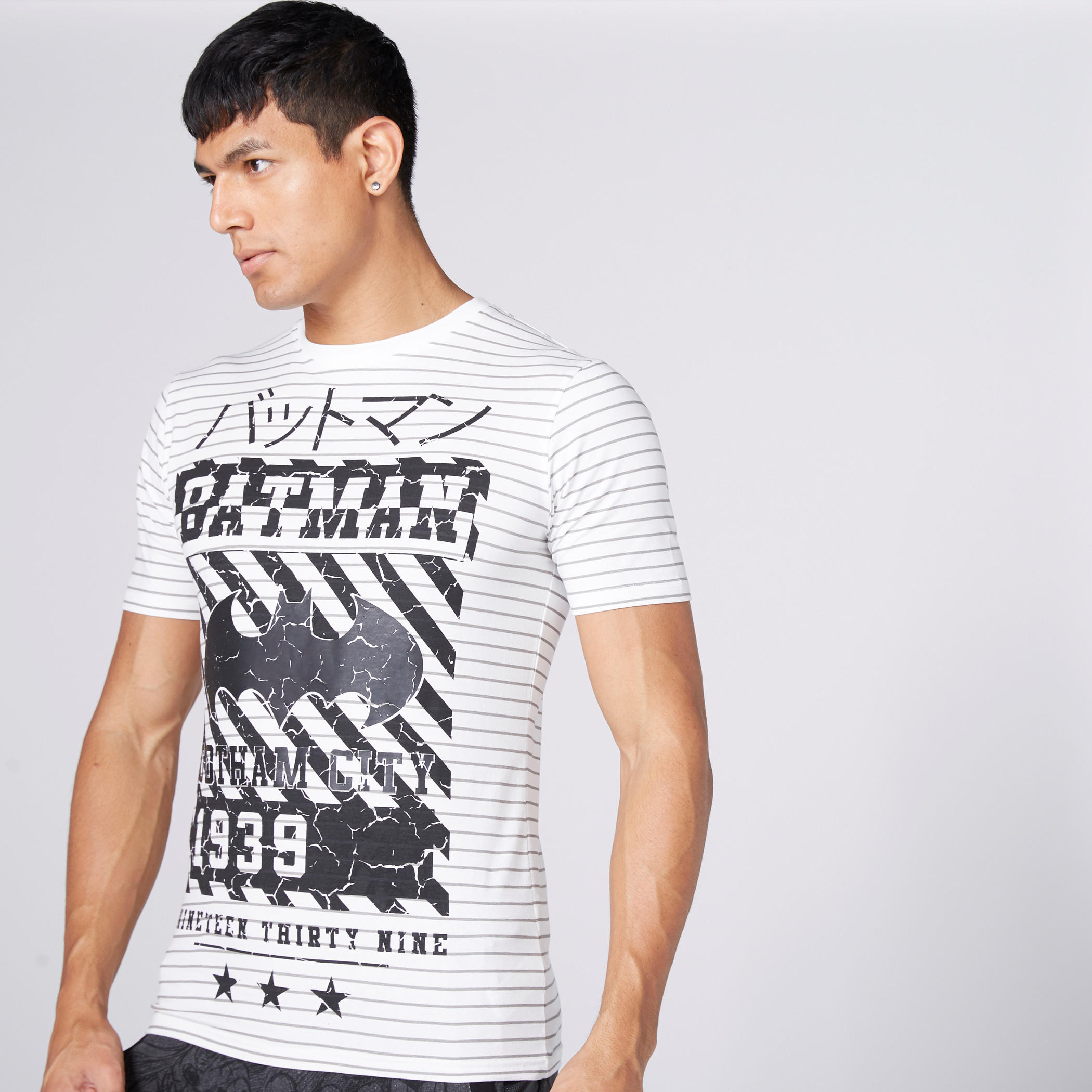 تيشيرت بياقة ضيّقة وأكمام قصيرة وطبعات باتمان-men-clothing-tshirtsandpolos-tshirts-image-1