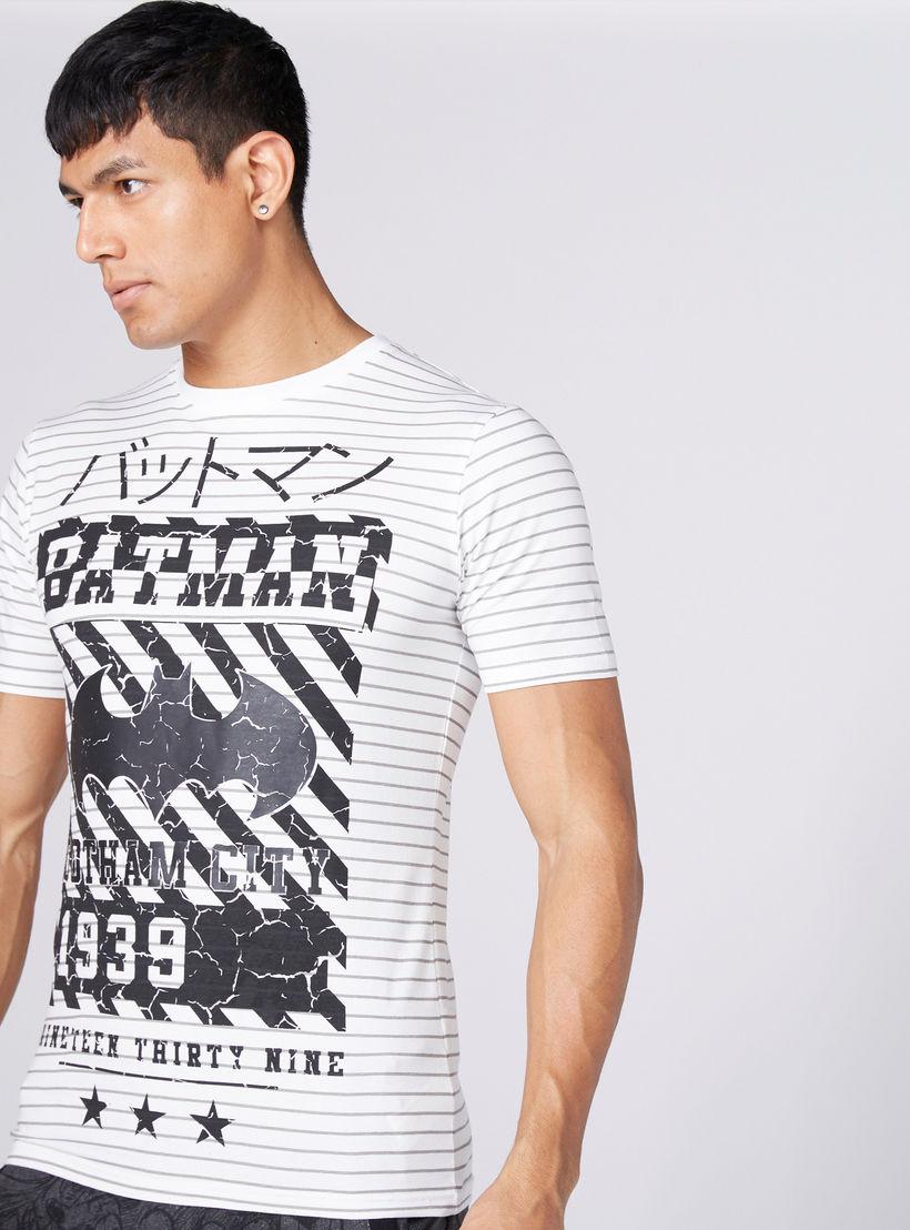 تيشيرت بياقة ضيّقة وأكمام قصيرة وطبعات باتمان-men-clothing-tshirtsandpolos-tshirts-image-1