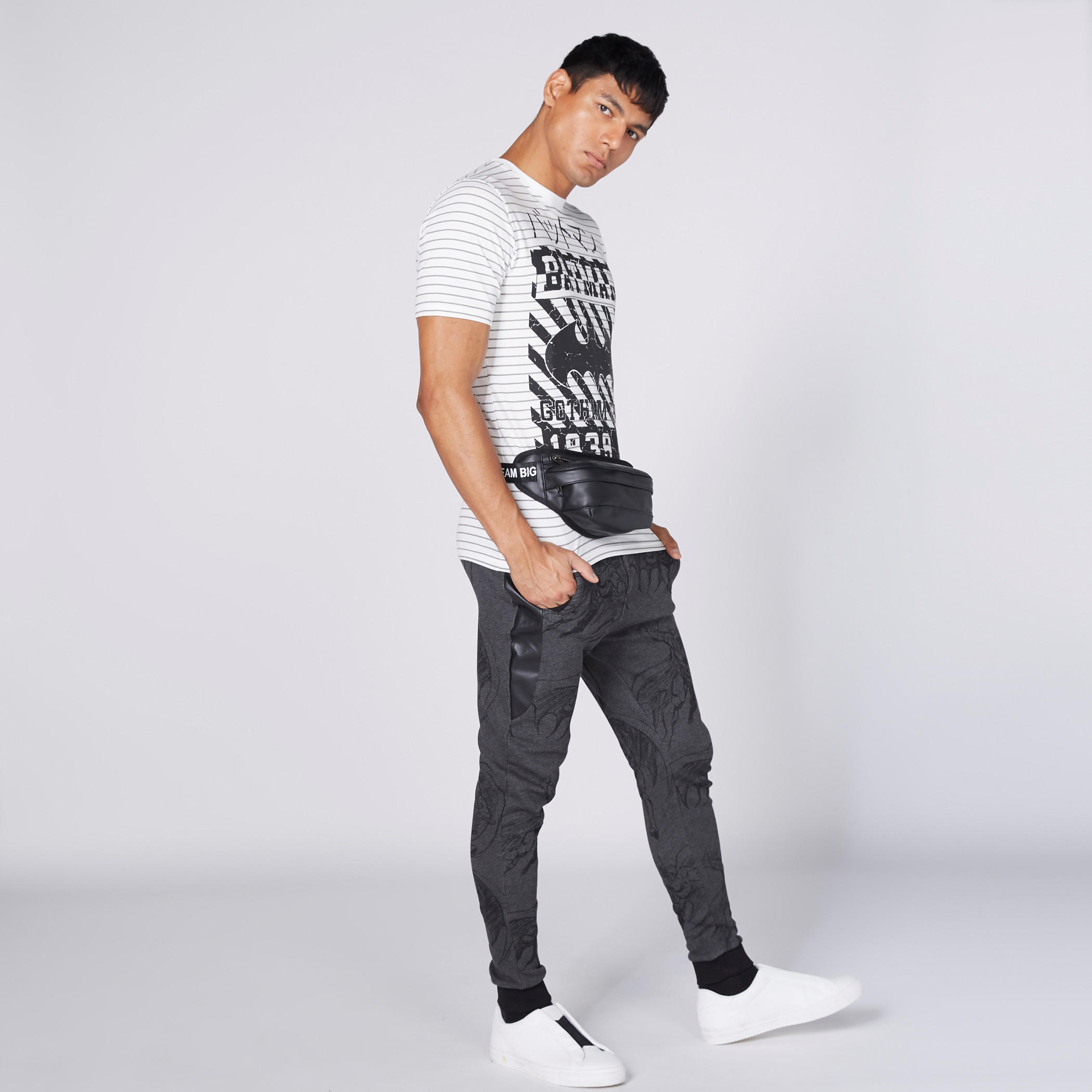 تيشيرت بياقة ضيّقة وأكمام قصيرة وطبعات باتمان-men-clothing-tshirtsandpolos-tshirts-image-3