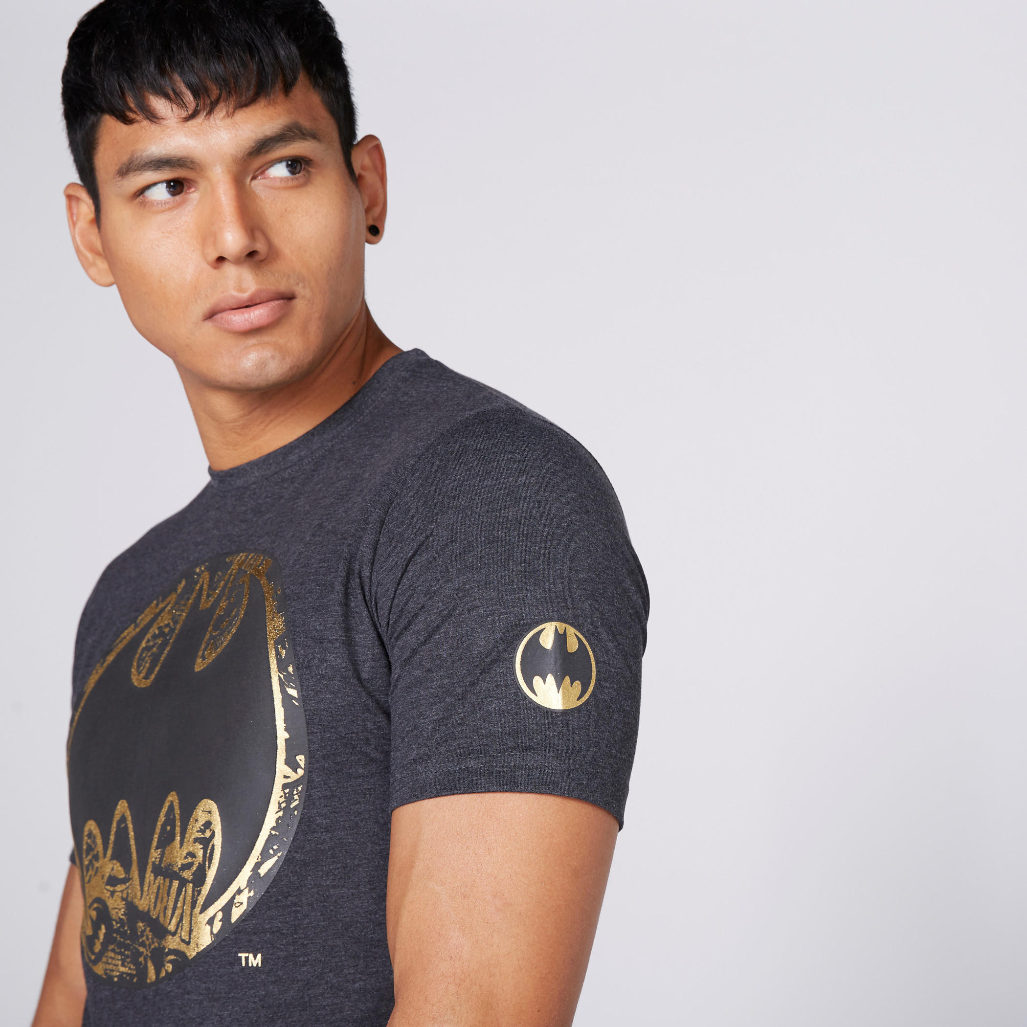 تيشيرت بياقة ضيّقة وأكمام قصيرة وطبعات باتمان-men-clothing-tshirtsandpolos-tshirts-image-2