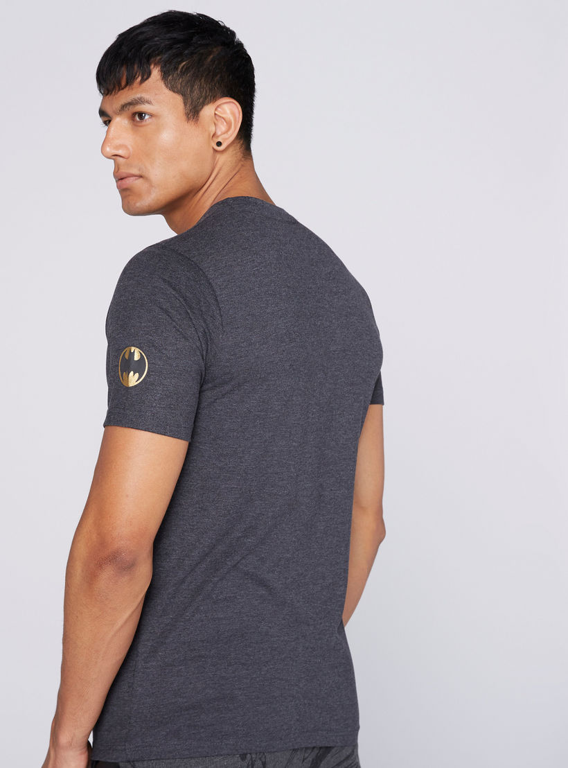 تيشيرت بياقة ضيّقة وأكمام قصيرة وطبعات باتمان-men-clothing-tshirtsandpolos-tshirts-image-3