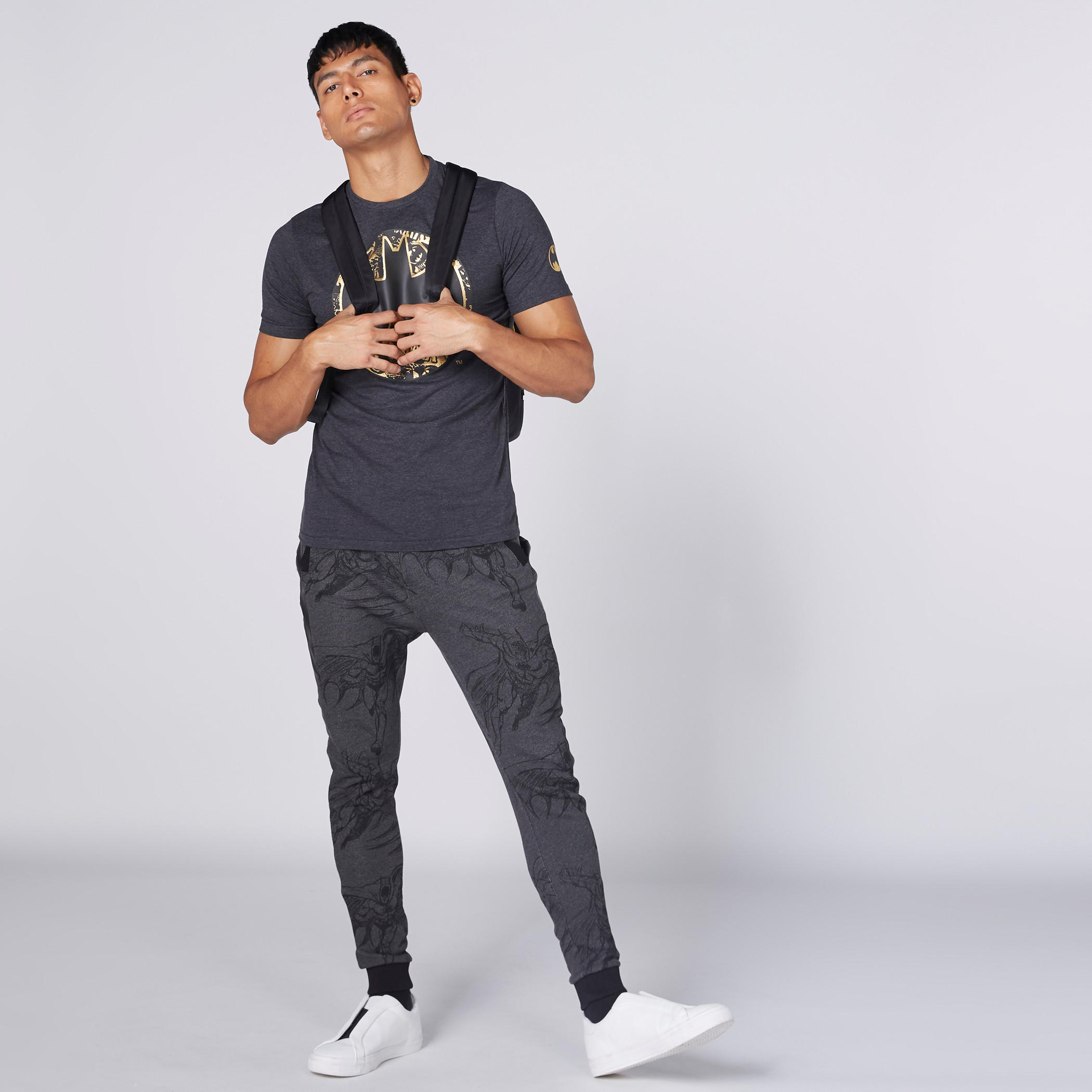 تيشيرت بياقة ضيّقة وأكمام قصيرة وطبعات باتمان-men-clothing-tshirtsandpolos-tshirts-image-4