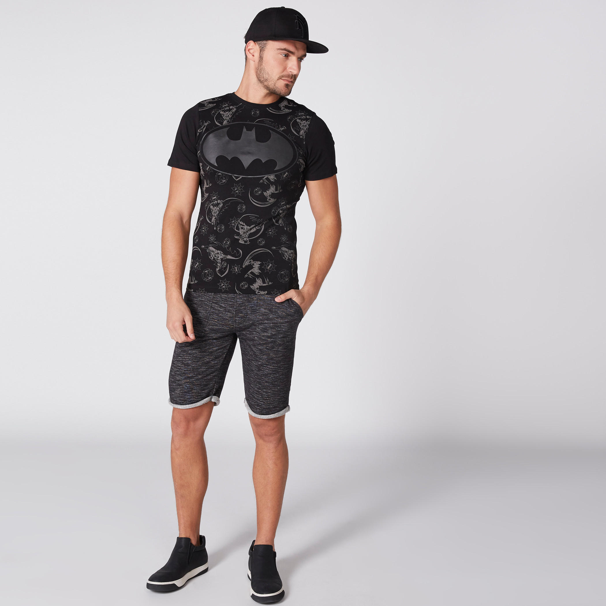 تيشيرت بأكمام قصيرة وياقة مستديرة وطبعات باتمان-men-clothing-tshirtsandpolos-tshirts-image-1