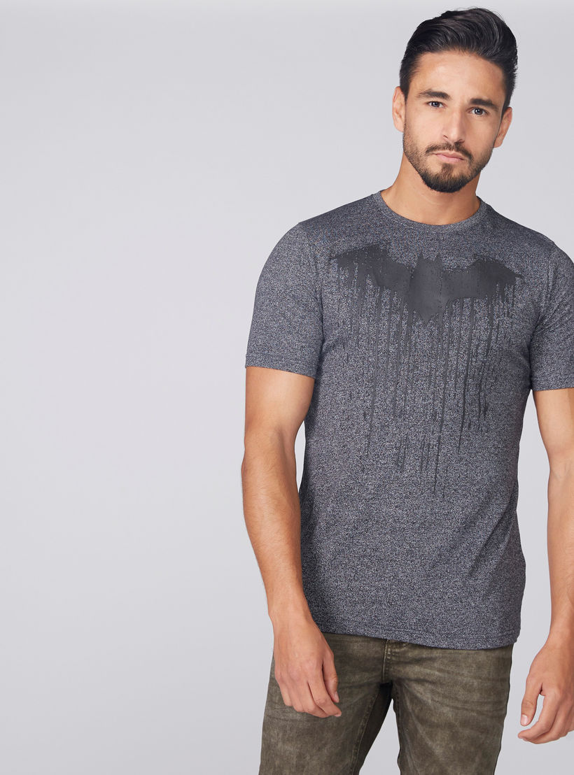 تيشيرت بياقة ضيّقة وأكمام قصيرة وطبعات باتمان-men-clothing-tshirtsandpolos-tshirts-image-1