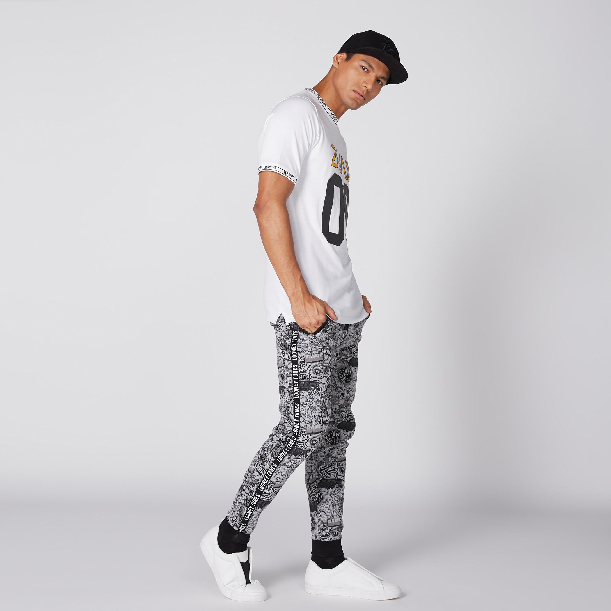 بنطال رياضي بخصر مطّاطي وطبعات لوني تيونز-men-clothing-bottoms-joggers-image-1