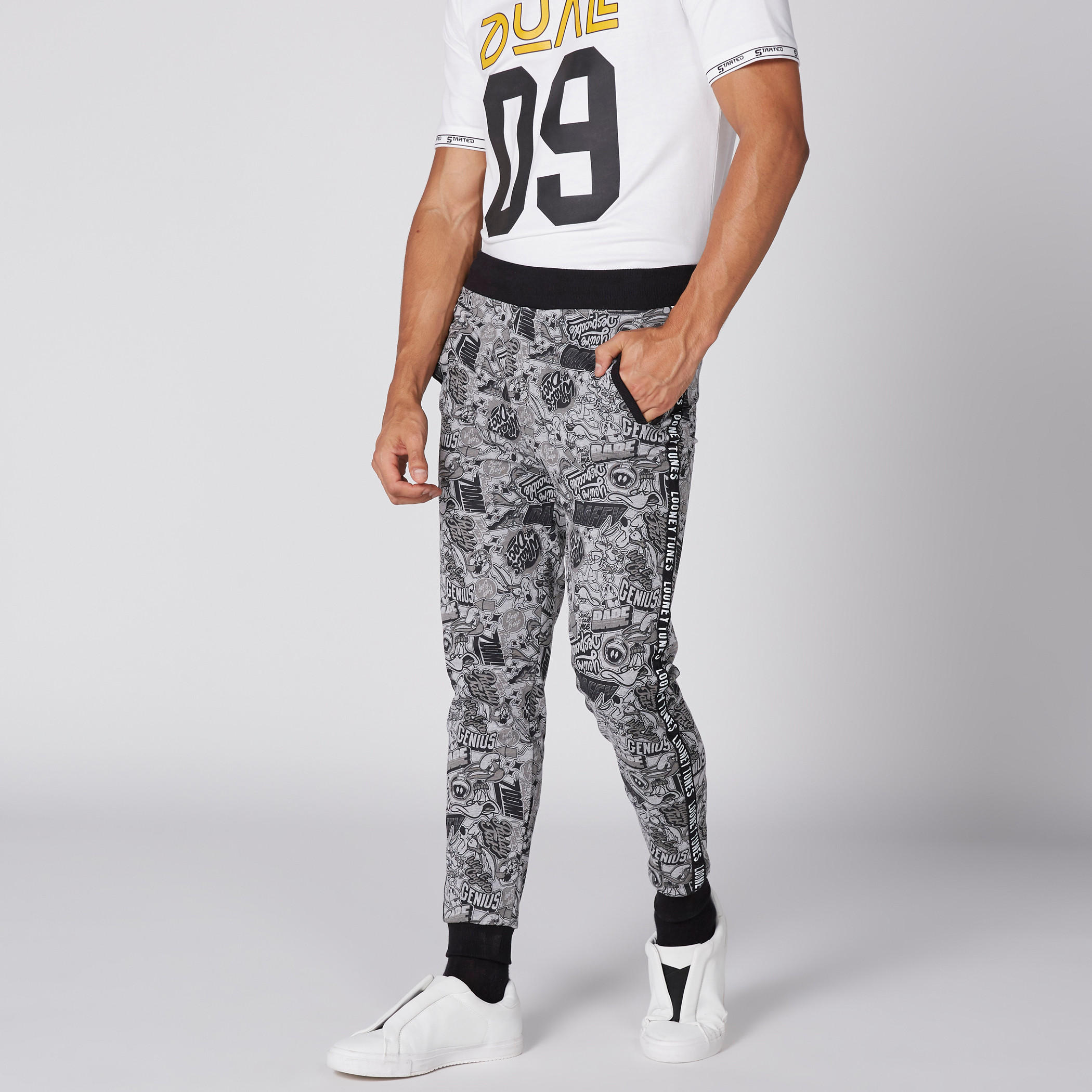 بنطال رياضي بخصر مطّاطي وطبعات لوني تيونز-men-clothing-bottoms-joggers-image-2