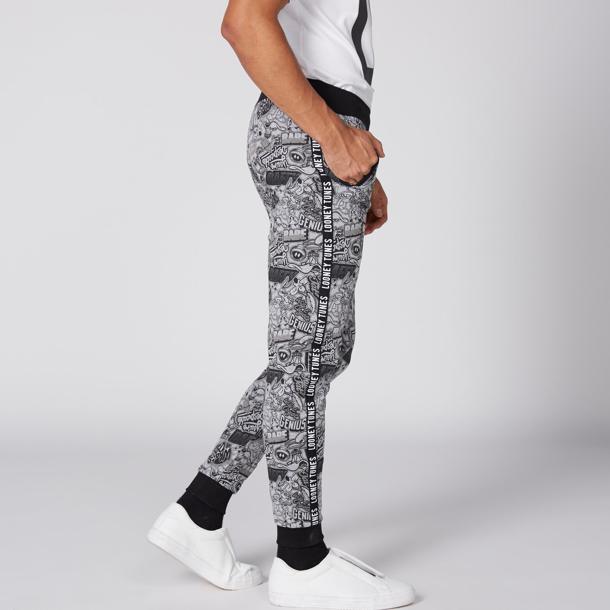 بنطال رياضي بخصر مطّاطي وطبعات لوني تيونز-men-clothing-bottoms-joggers-image-4