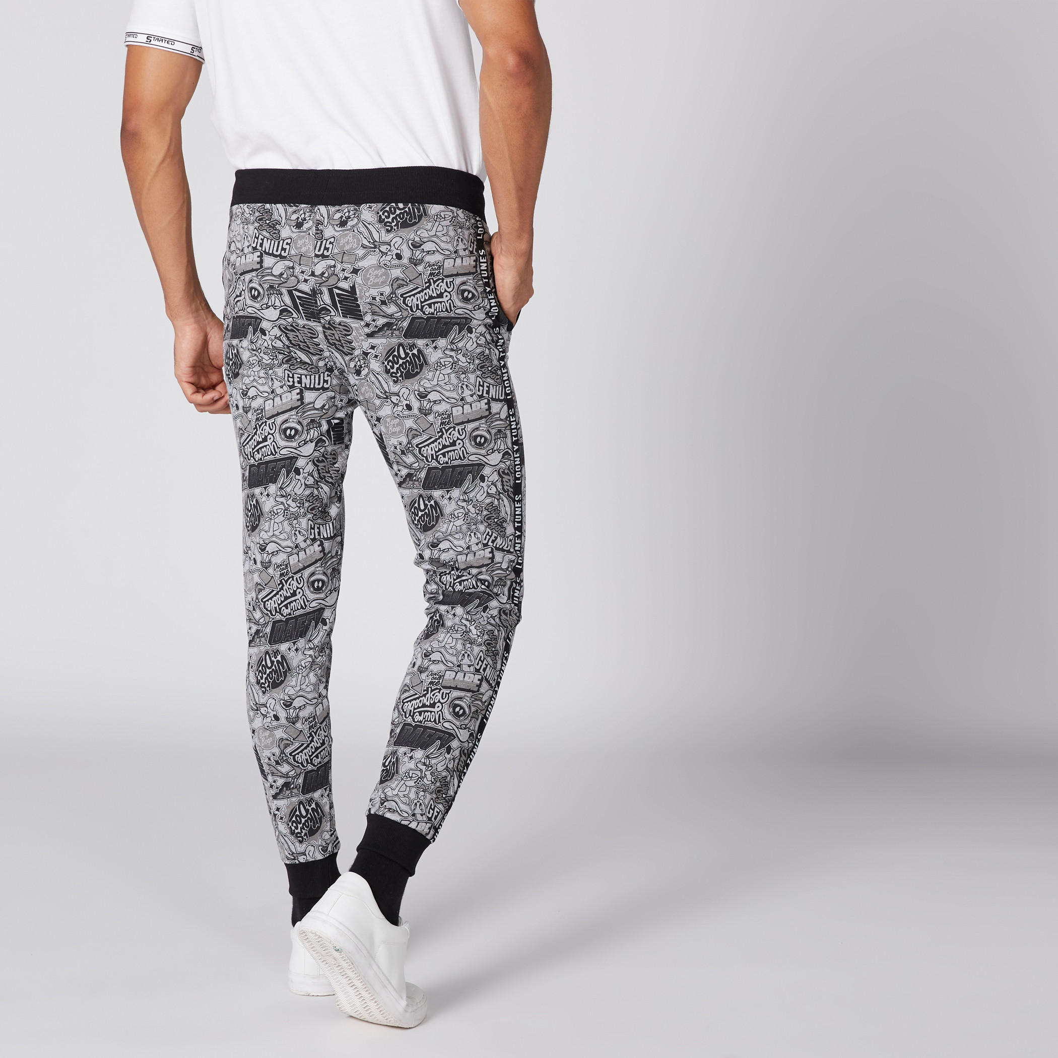 بنطال رياضي بخصر مطّاطي وطبعات لوني تيونز-men-clothing-bottoms-joggers-image-5