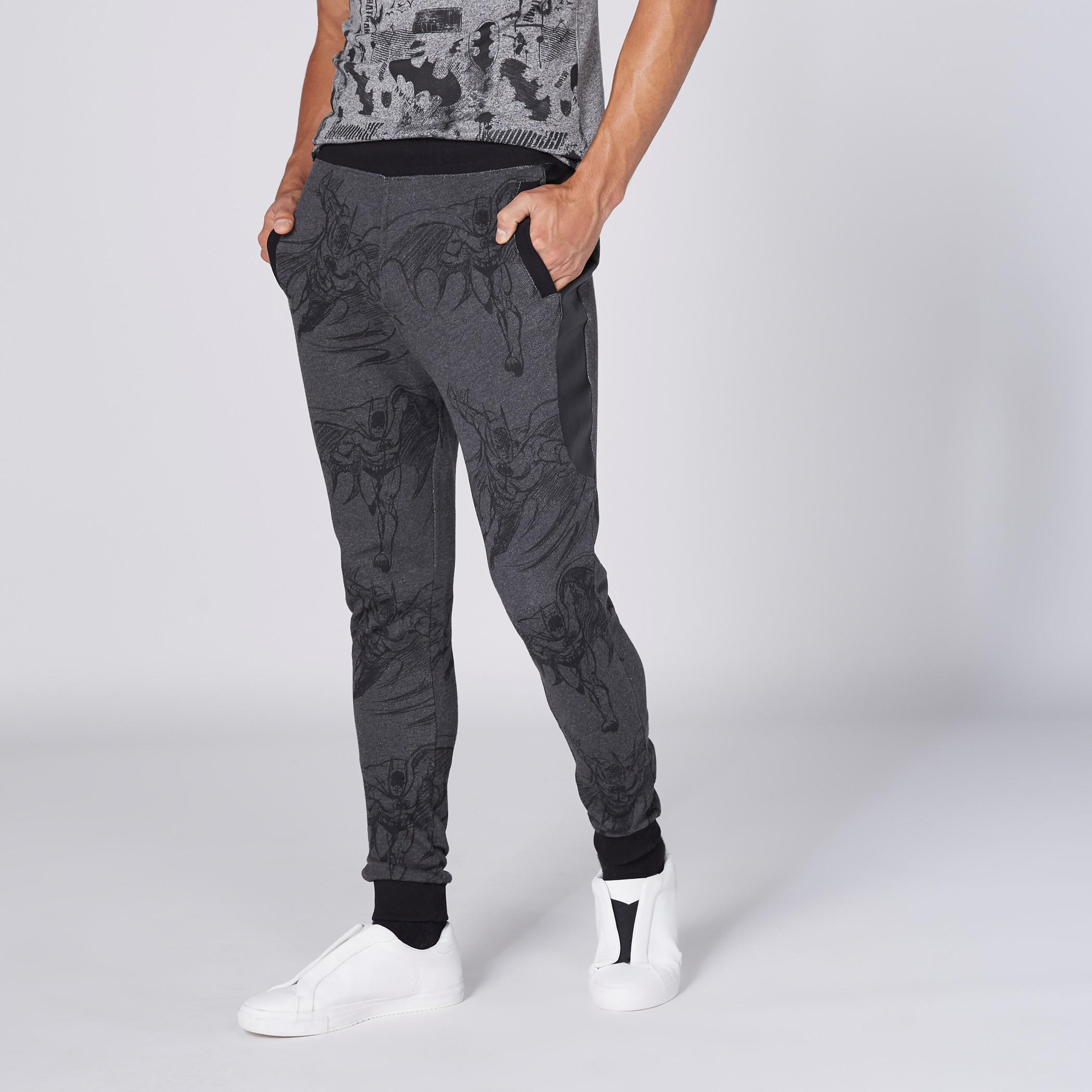 بنطال رياضي طويل بخصر مطاطي مزيّن بطبعات باتمان-men-clothing-bottoms-joggers-image-1