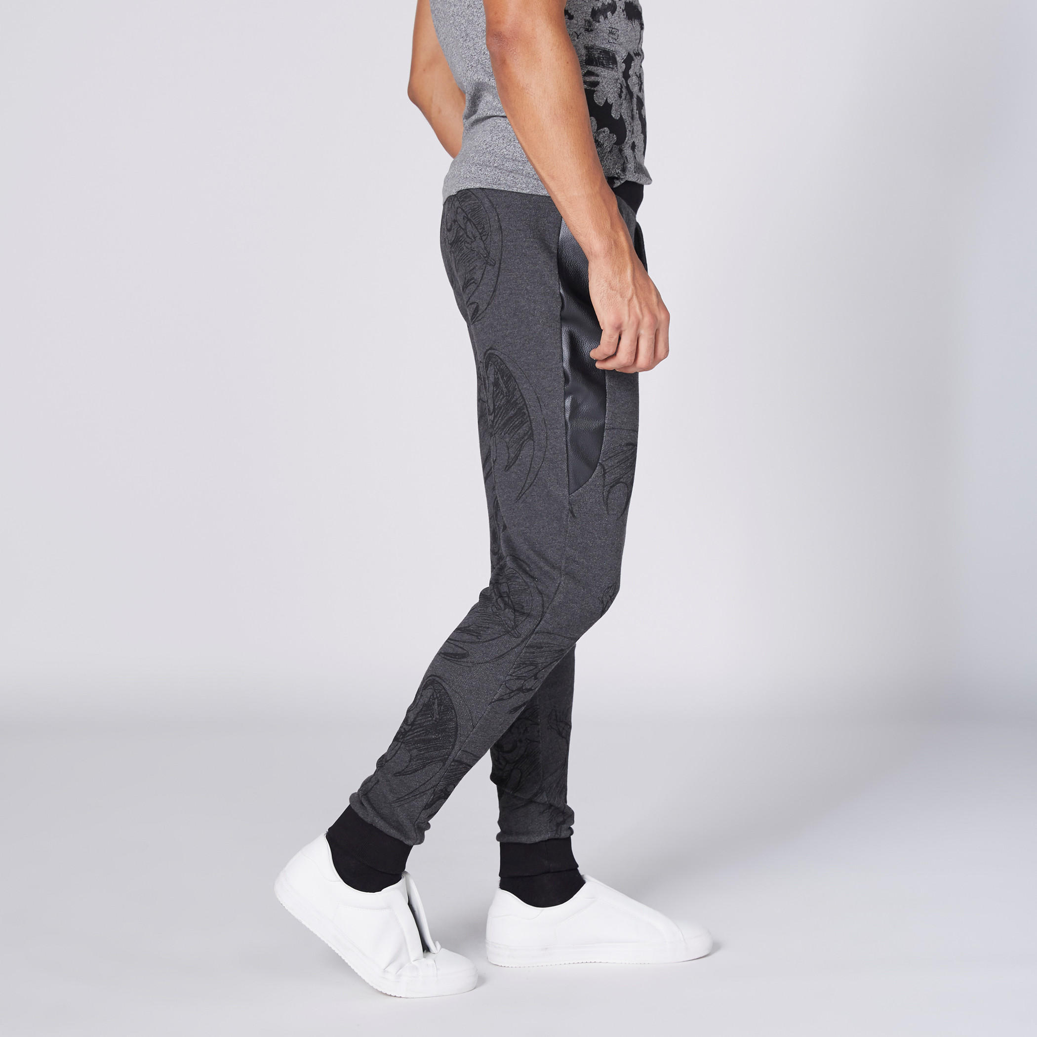 بنطال رياضي طويل بخصر مطاطي مزيّن بطبعات باتمان-men-clothing-bottoms-joggers-image-2