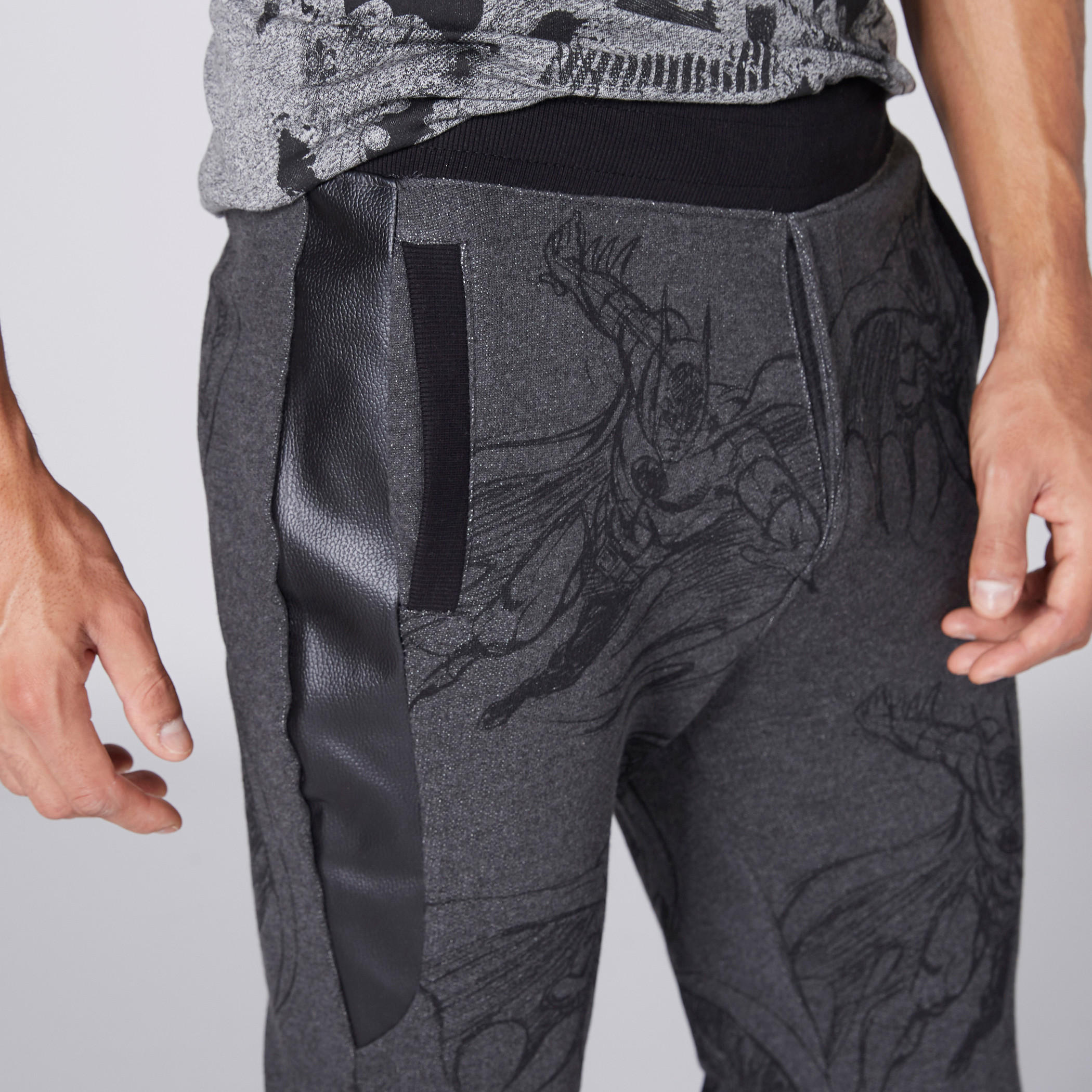 بنطال رياضي طويل بخصر مطاطي مزيّن بطبعات باتمان-men-clothing-bottoms-joggers-image-4