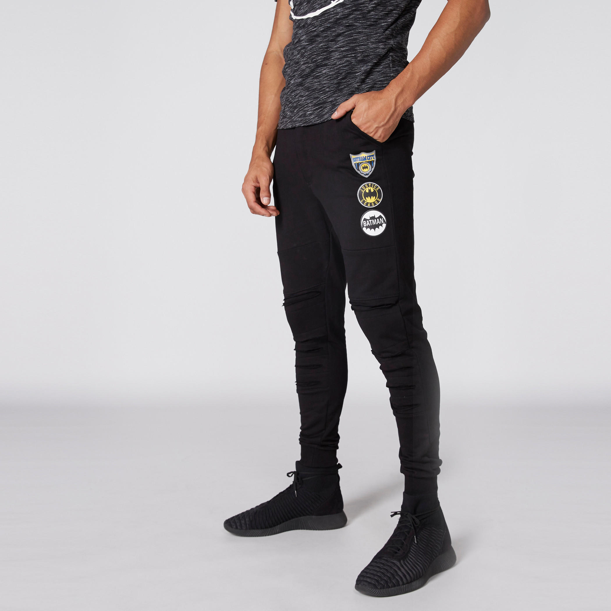 بنطال رياضي طويل بخصر مطاطي بتزيينات باتمان-men-clothing-bottoms-joggers-image-3