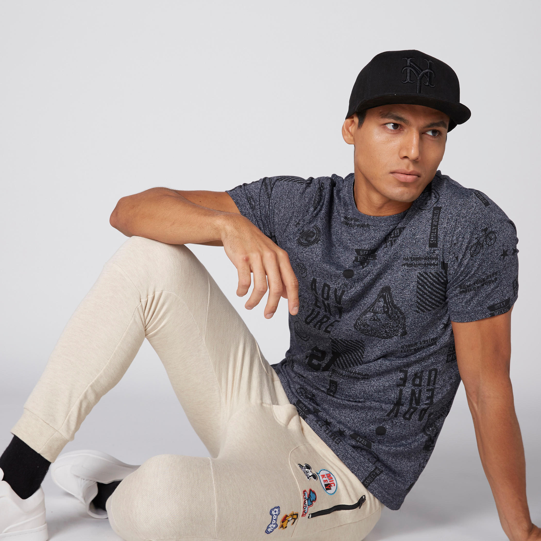 بنطال رياضي بخصر مطّاطي وتطريز ديزني-men-clothing-bottoms-joggers-image-1