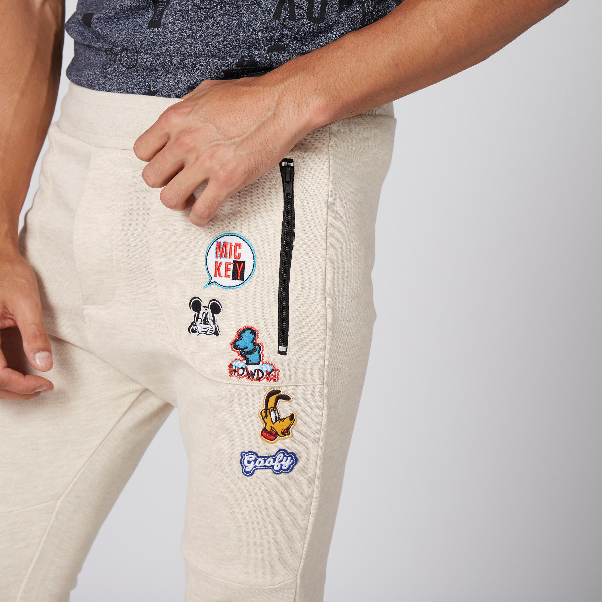 بنطال رياضي بخصر مطّاطي وتطريز ديزني-men-clothing-bottoms-joggers-image-3