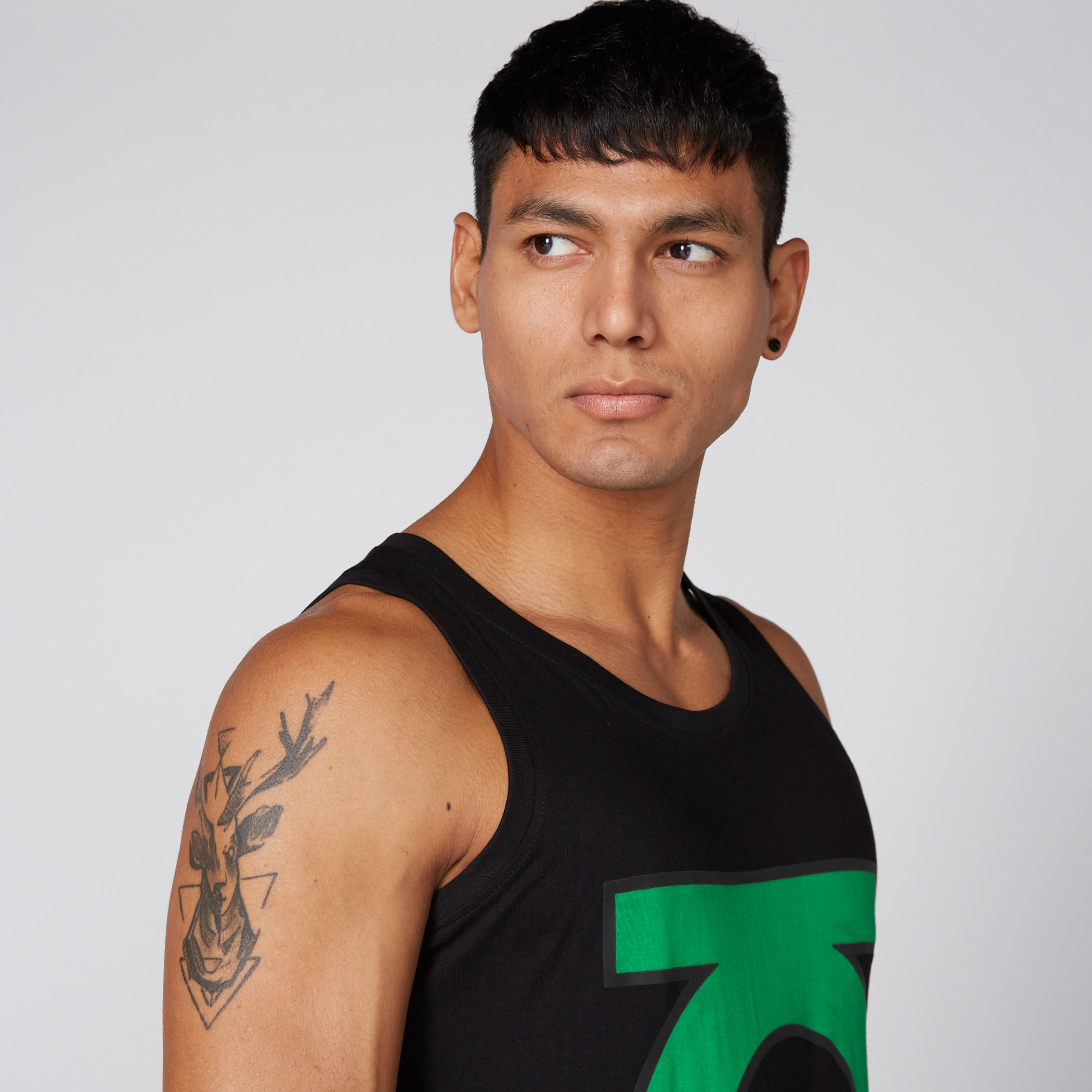 سترة فيست بياقة عميقة وطبعات-men-clothing-tshirtsandpolos-vests-image-1