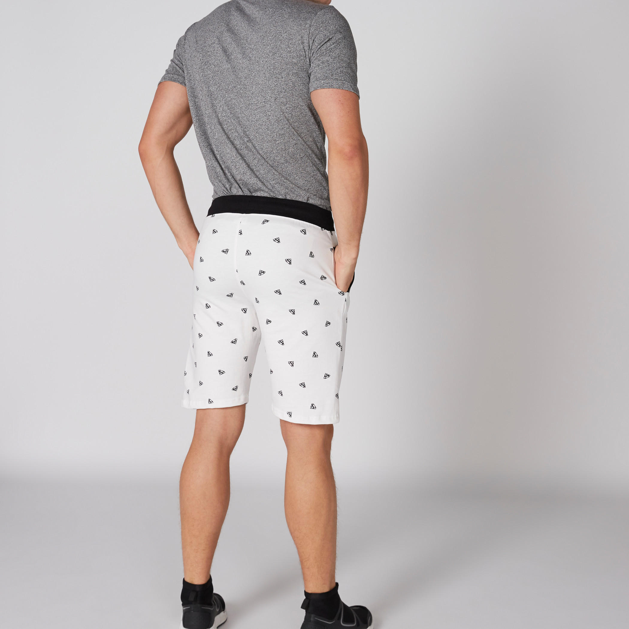 شورت بخصر مطّاطي وجيوب مع طبعات سوبر مان-men-clothing-bottoms-shorts-image-2