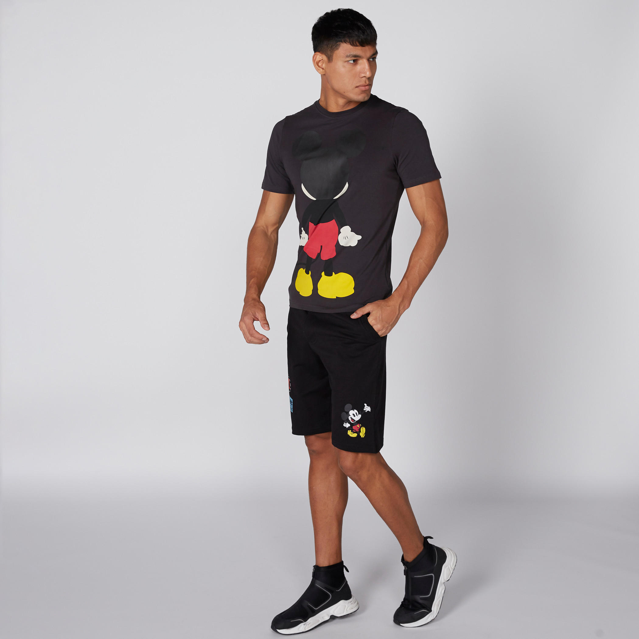 شورت بخصر مطّاطي وطبعات ميكي ماوس-men-clothing-bottoms-shorts-image-2