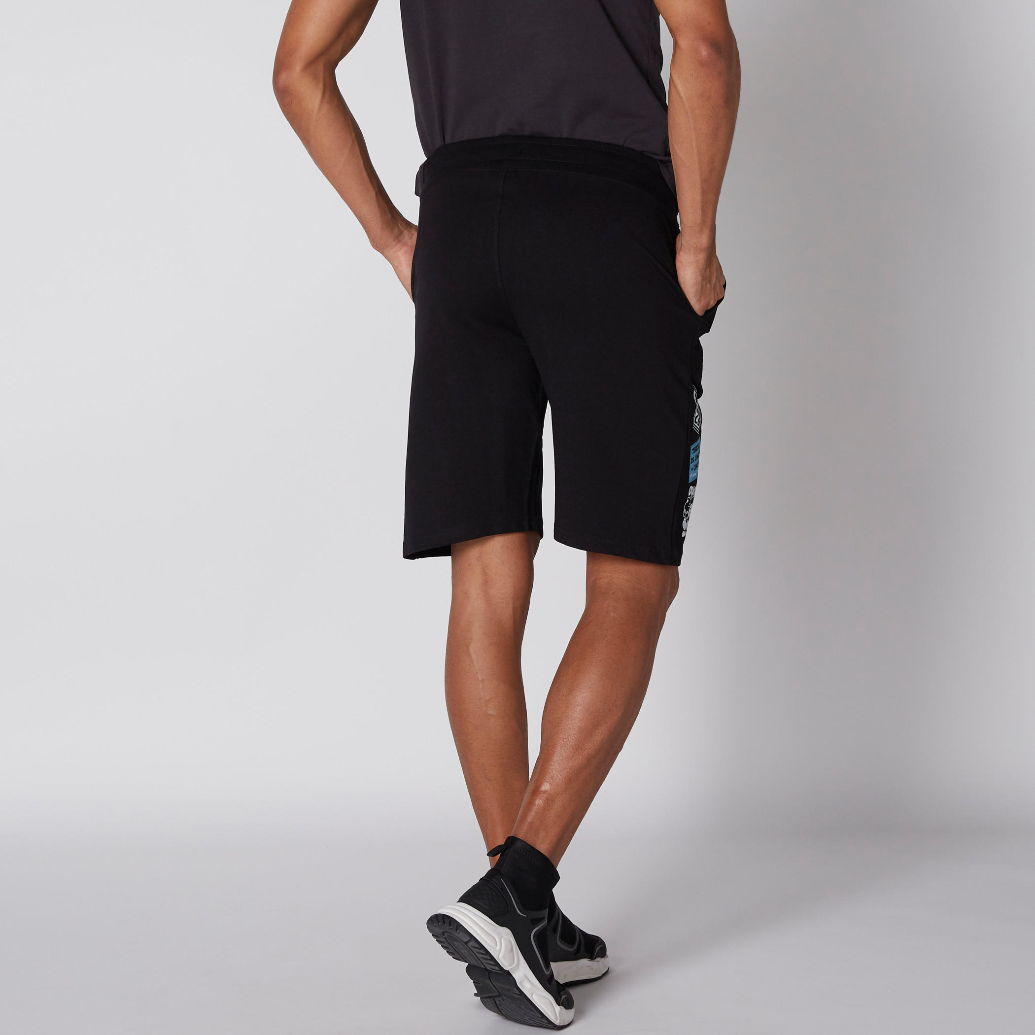 شورت بخصر مطّاطي وطبعات ميكي ماوس-men-clothing-bottoms-shorts-image-4