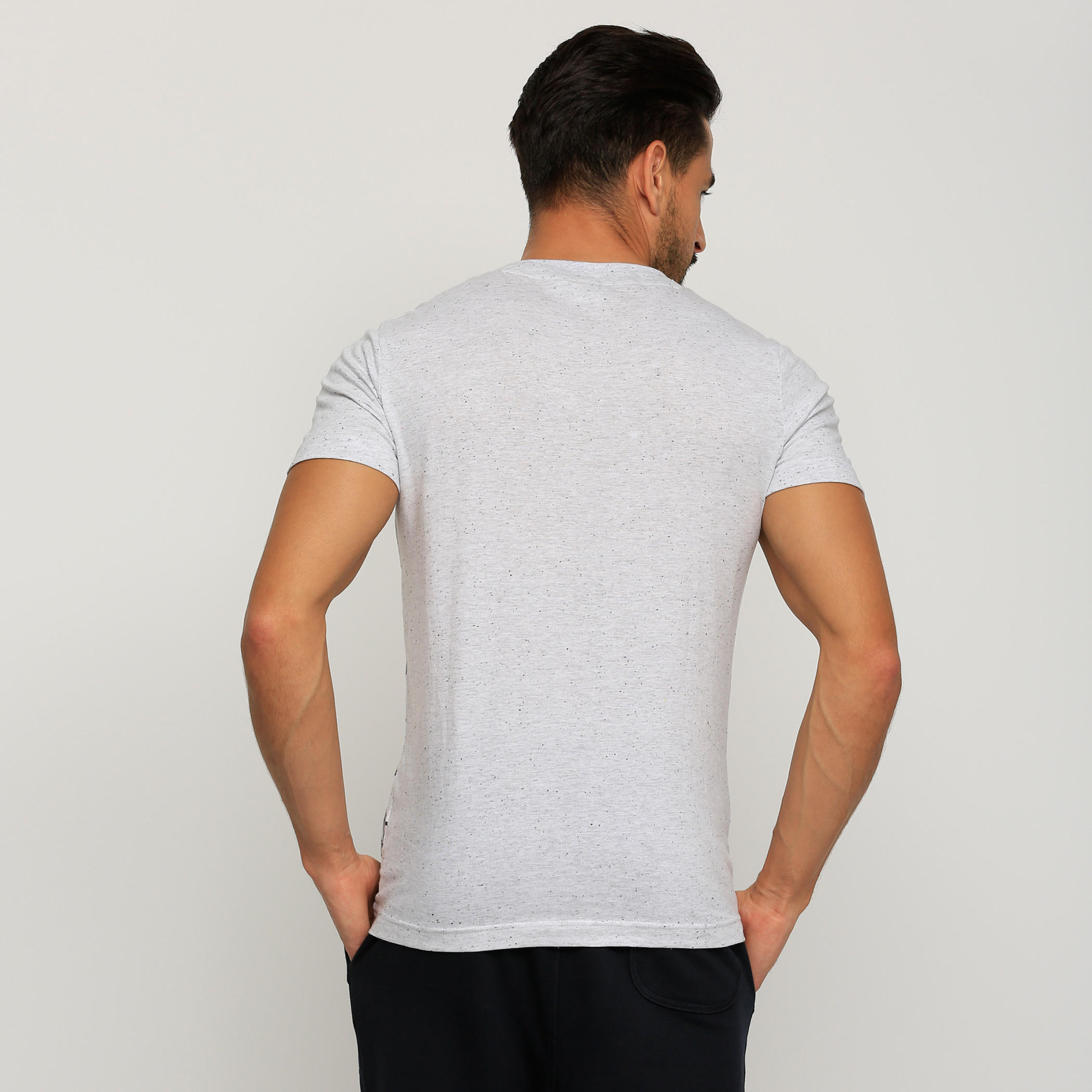 تيشيرت بأكمام قصيرة وياقة مستديرة بطبعات باجز باني-men-clothing-tshirtsandpolos-tshirts-image-2