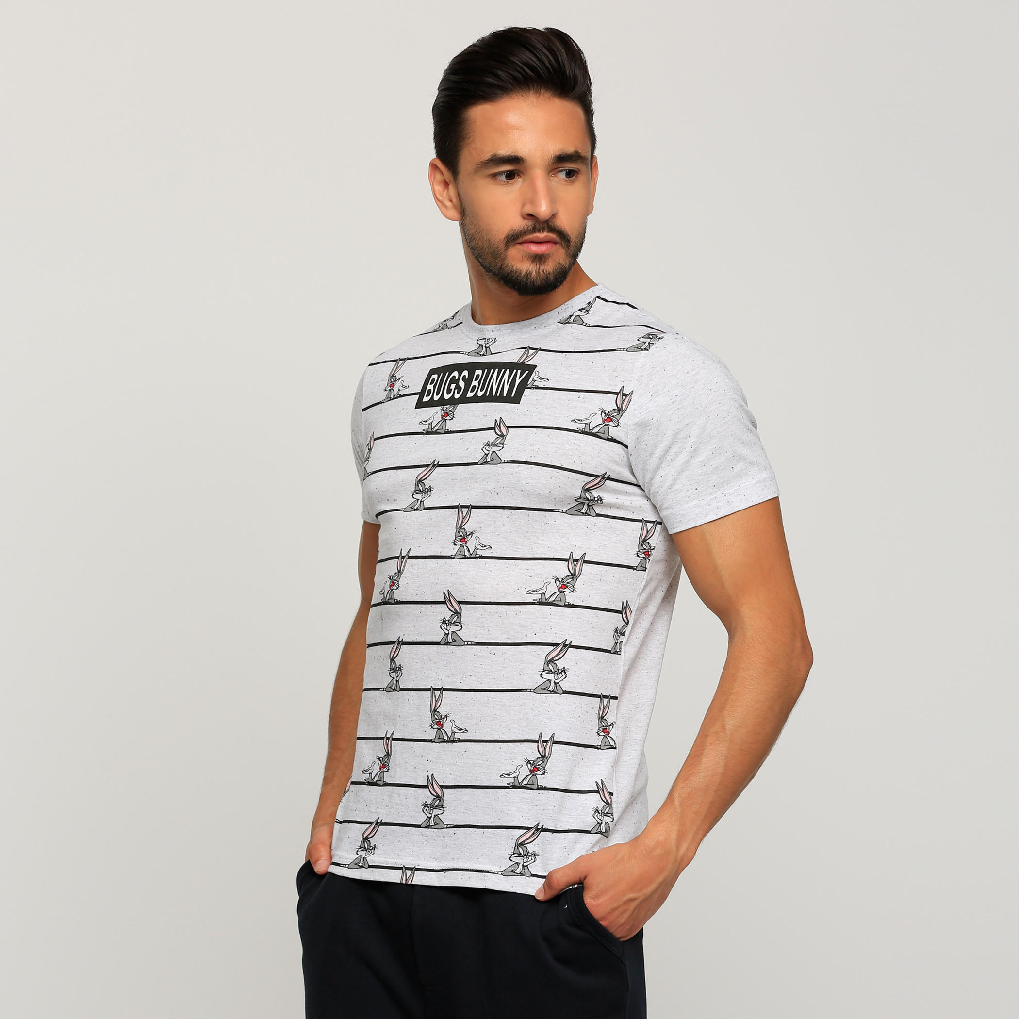 تيشيرت بأكمام قصيرة وياقة مستديرة بطبعات باجز باني-men-clothing-tshirtsandpolos-tshirts-image-3