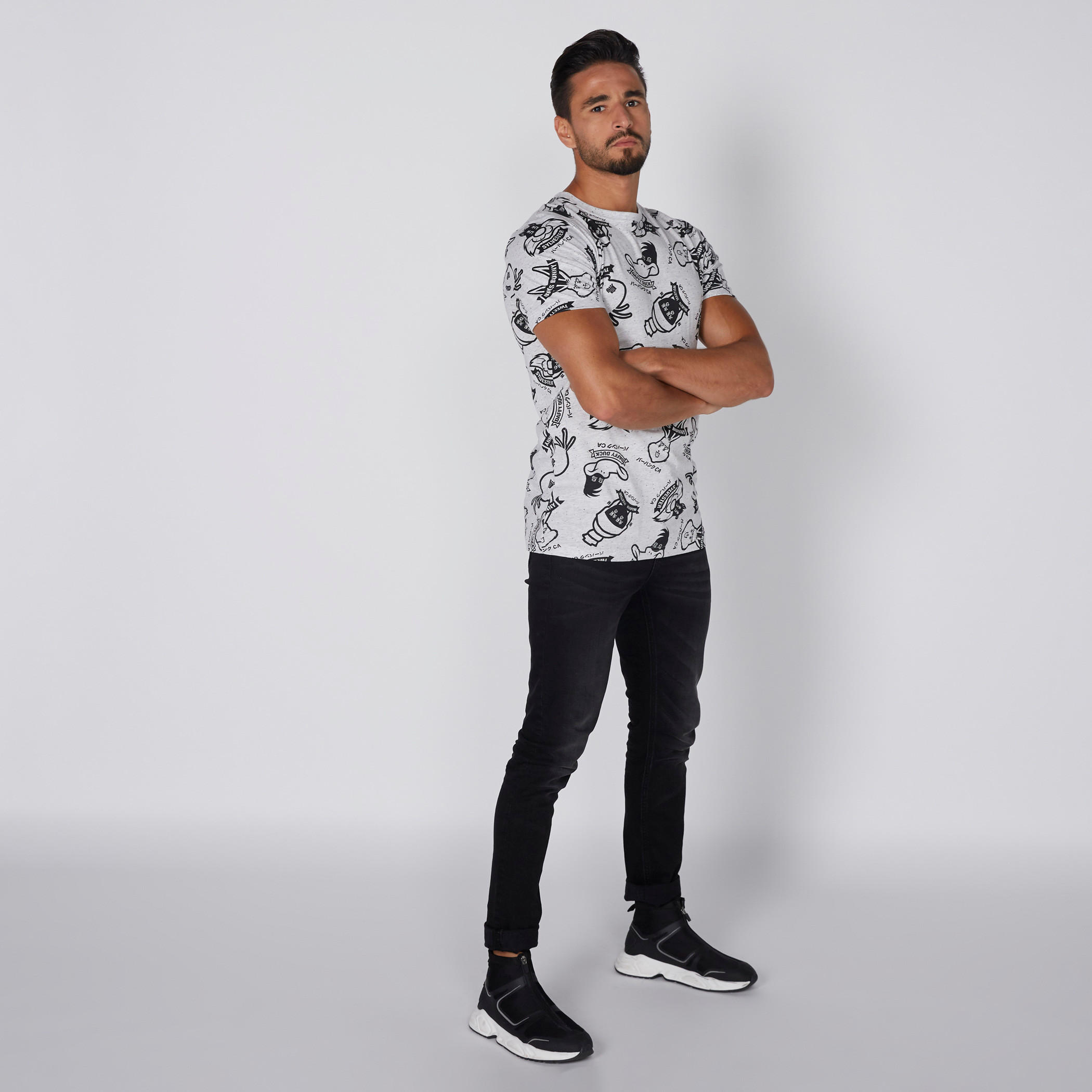 تيشيرت بياقة مستديرة وأكمام قصيرة وطبعات لوني تيونز-men-clothing-tshirtsandpolos-tshirts-image-1