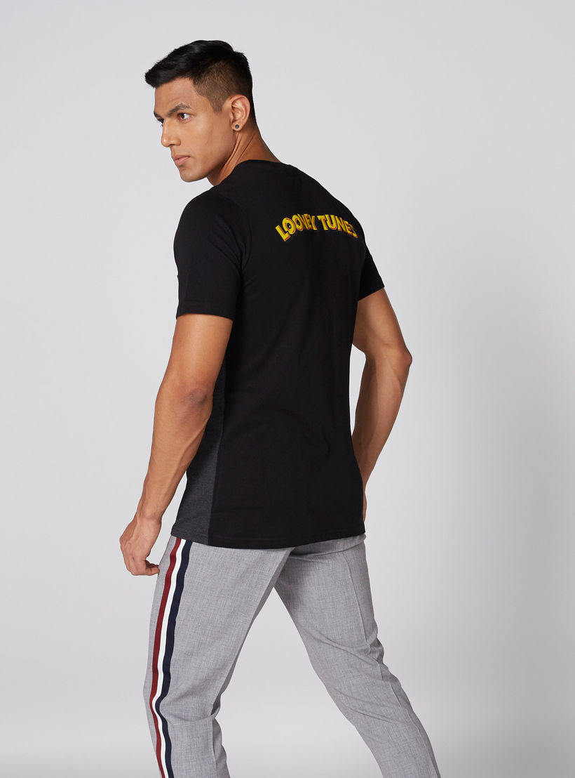 تيشيرت بياقة مستديرة وأكمام قصيرة وطبعات لوني تيونز-men-clothing-tshirtsandpolos-tshirts-image-2