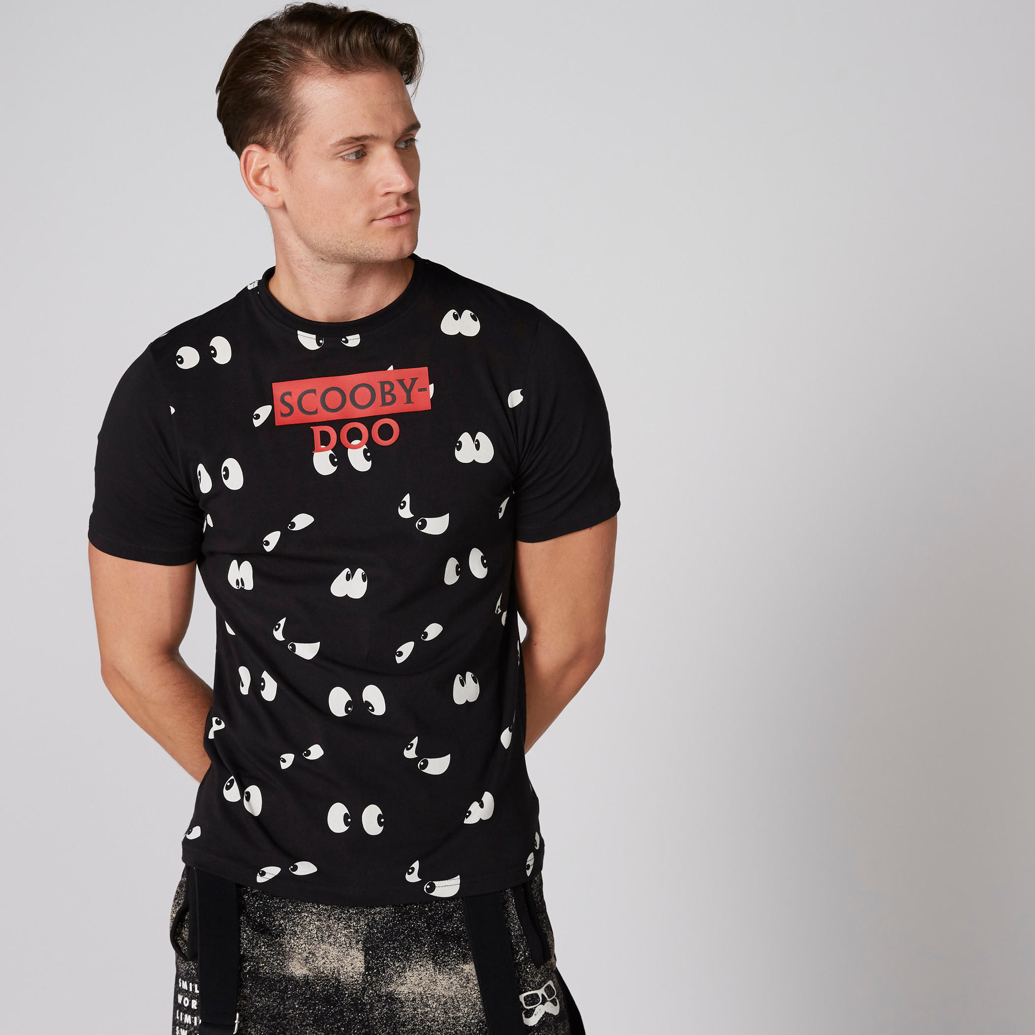 تيشيرت بأكمام قصيرة وياقة ضيقة وطبعات سكوبي دوو-men-clothing-tshirtsandpolos-tshirts-image-1