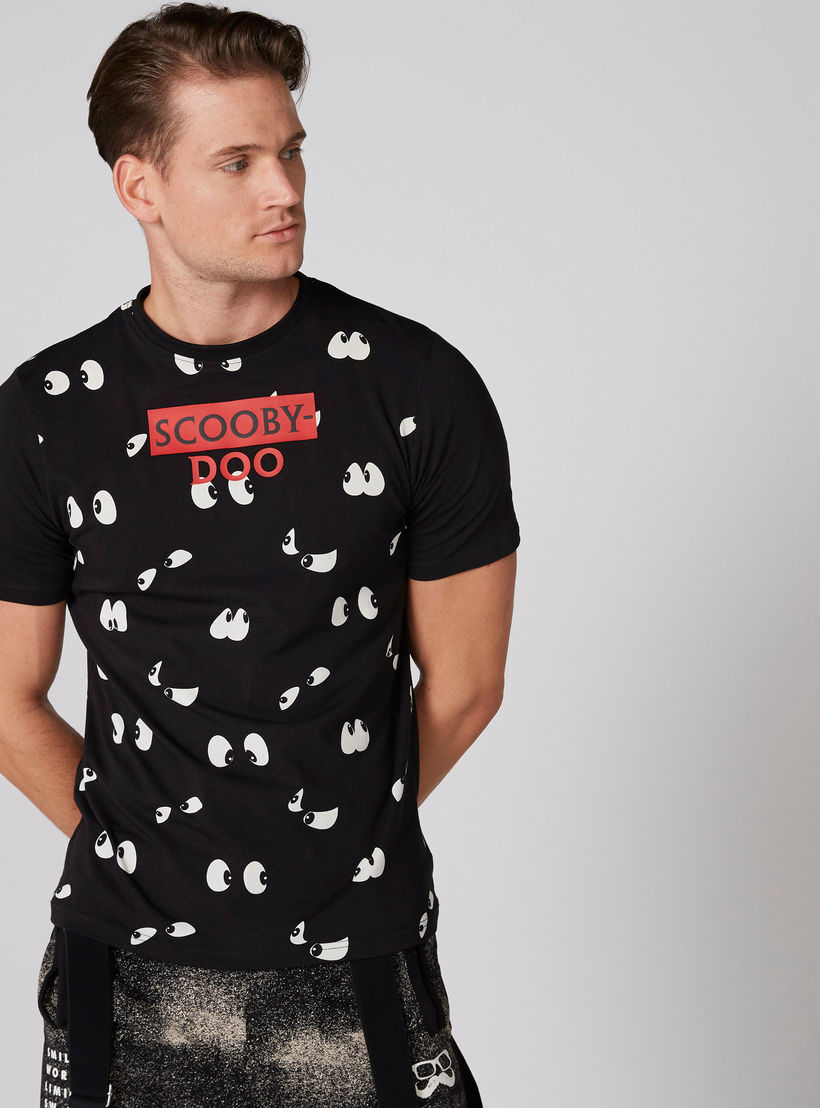 تيشيرت بأكمام قصيرة وياقة ضيقة وطبعات سكوبي دوو-men-clothing-tshirtsandpolos-tshirts-image-1