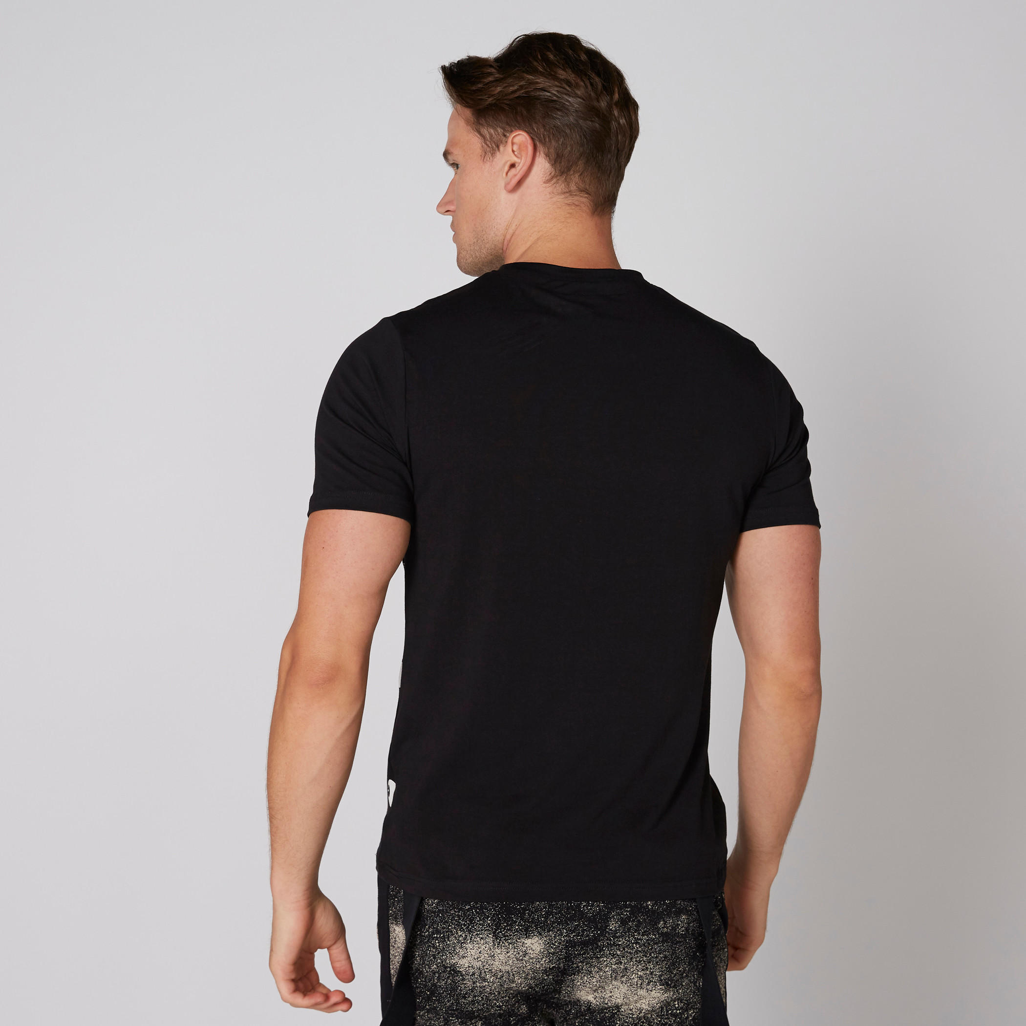 تيشيرت بأكمام قصيرة وياقة ضيقة وطبعات سكوبي دوو-men-clothing-tshirtsandpolos-tshirts-image-2