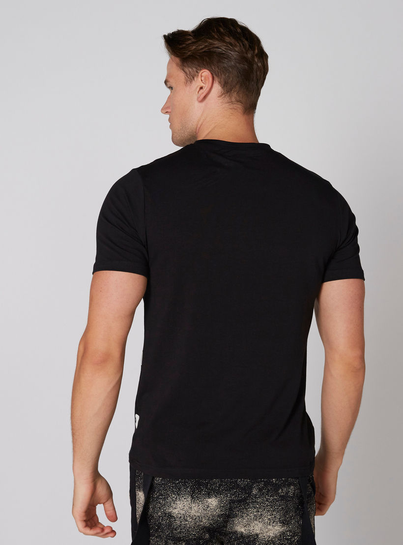 تيشيرت بأكمام قصيرة وياقة ضيقة وطبعات سكوبي دوو-men-clothing-tshirtsandpolos-tshirts-image-2