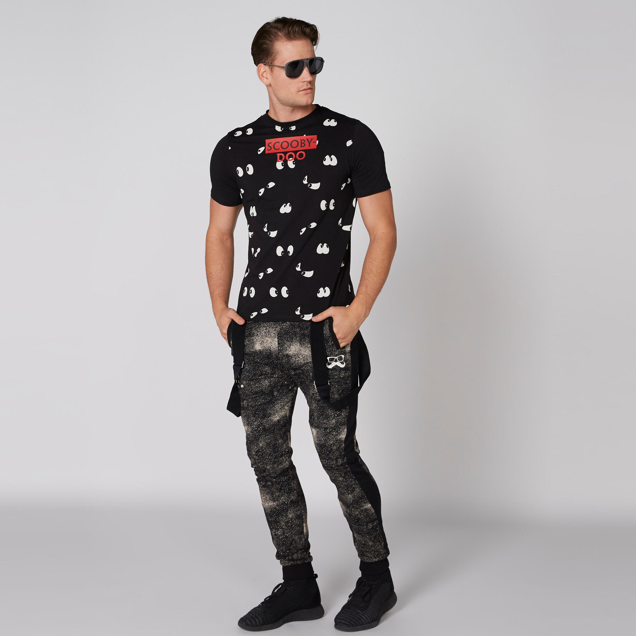 تيشيرت بأكمام قصيرة وياقة ضيقة وطبعات سكوبي دوو-men-clothing-tshirtsandpolos-tshirts-image-3