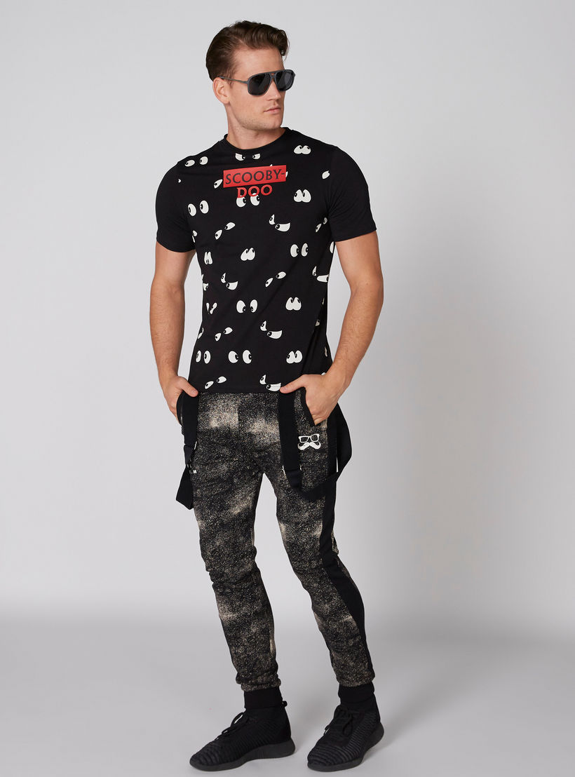 تيشيرت بأكمام قصيرة وياقة ضيقة وطبعات سكوبي دوو-men-clothing-tshirtsandpolos-tshirts-image-3