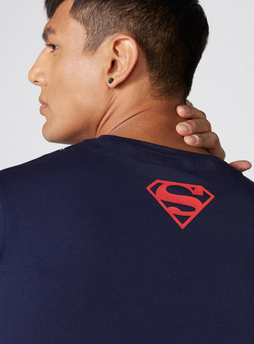 تيشيرت بطبعات سوبر مان وياقة مستديرة وأكمام قصيرة-men-clothing-tshirtsandpolos-tshirts-image-4