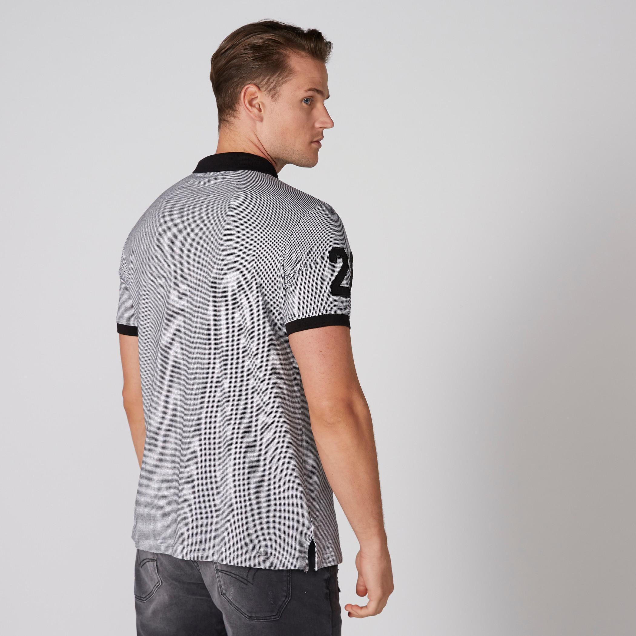 تيشيرت بأكمام قصيرة وياقة بولو وتطريز ميكي ماوس-men-clothing-tshirtsandpolos-polos-image-2