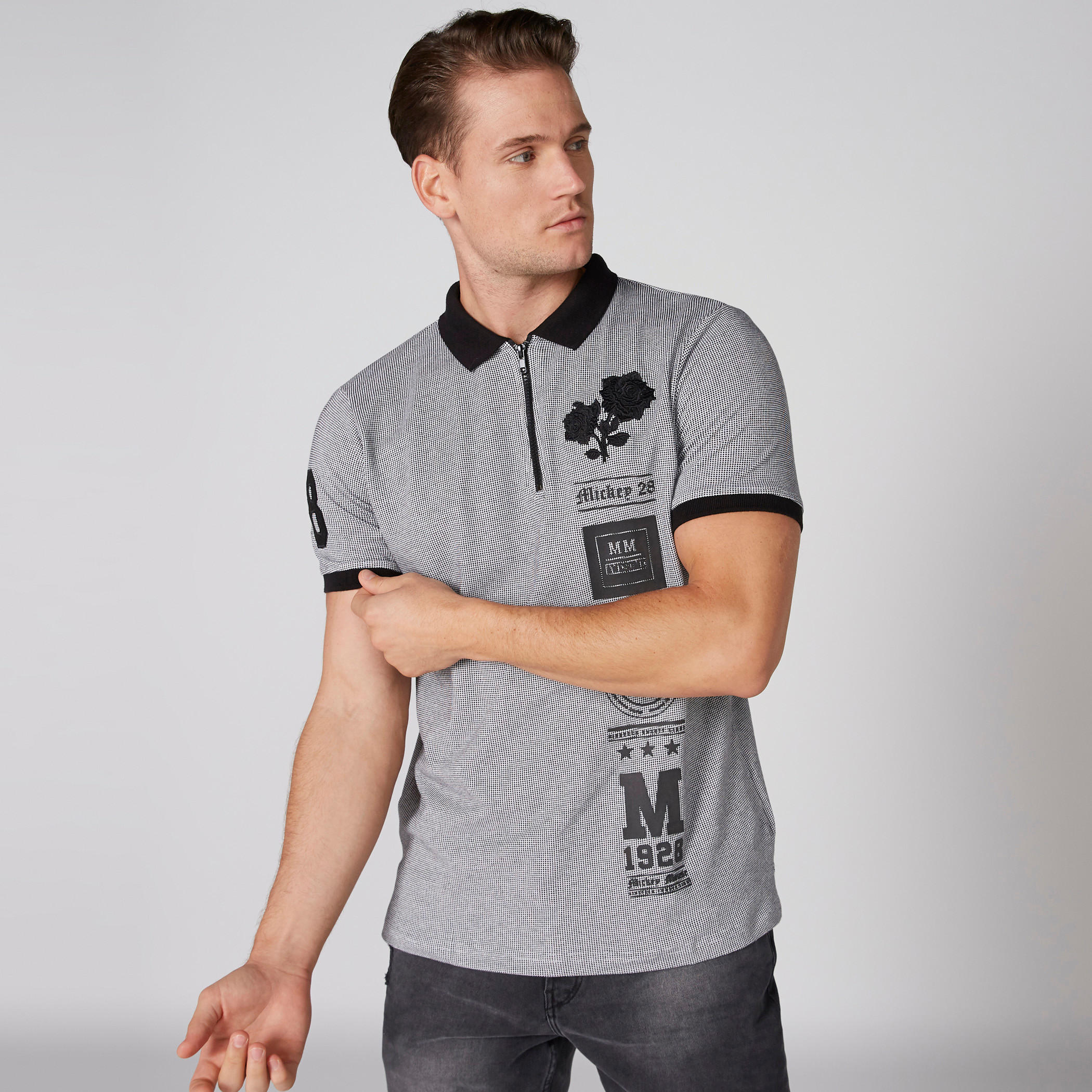 تيشيرت بأكمام قصيرة وياقة بولو وتطريز ميكي ماوس-men-clothing-tshirtsandpolos-polos-image-3