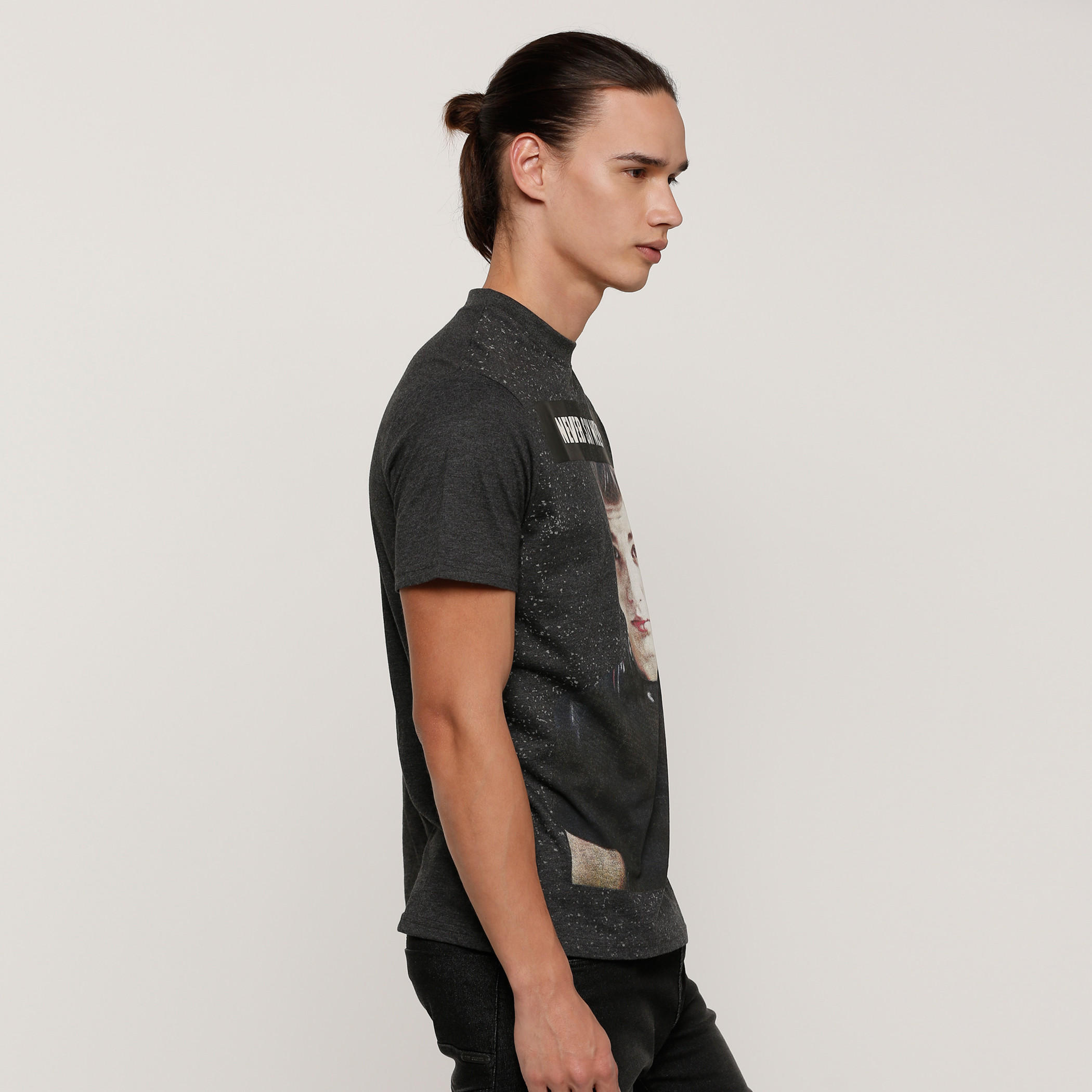 تيشيرت رجالي بياقة مستديرة وأكمام قصيرة مع طبعات جاستين بيبر من أوفيشيال سيدني مورر -men-clothing-tshirtsandpolos-tshirts-image-3