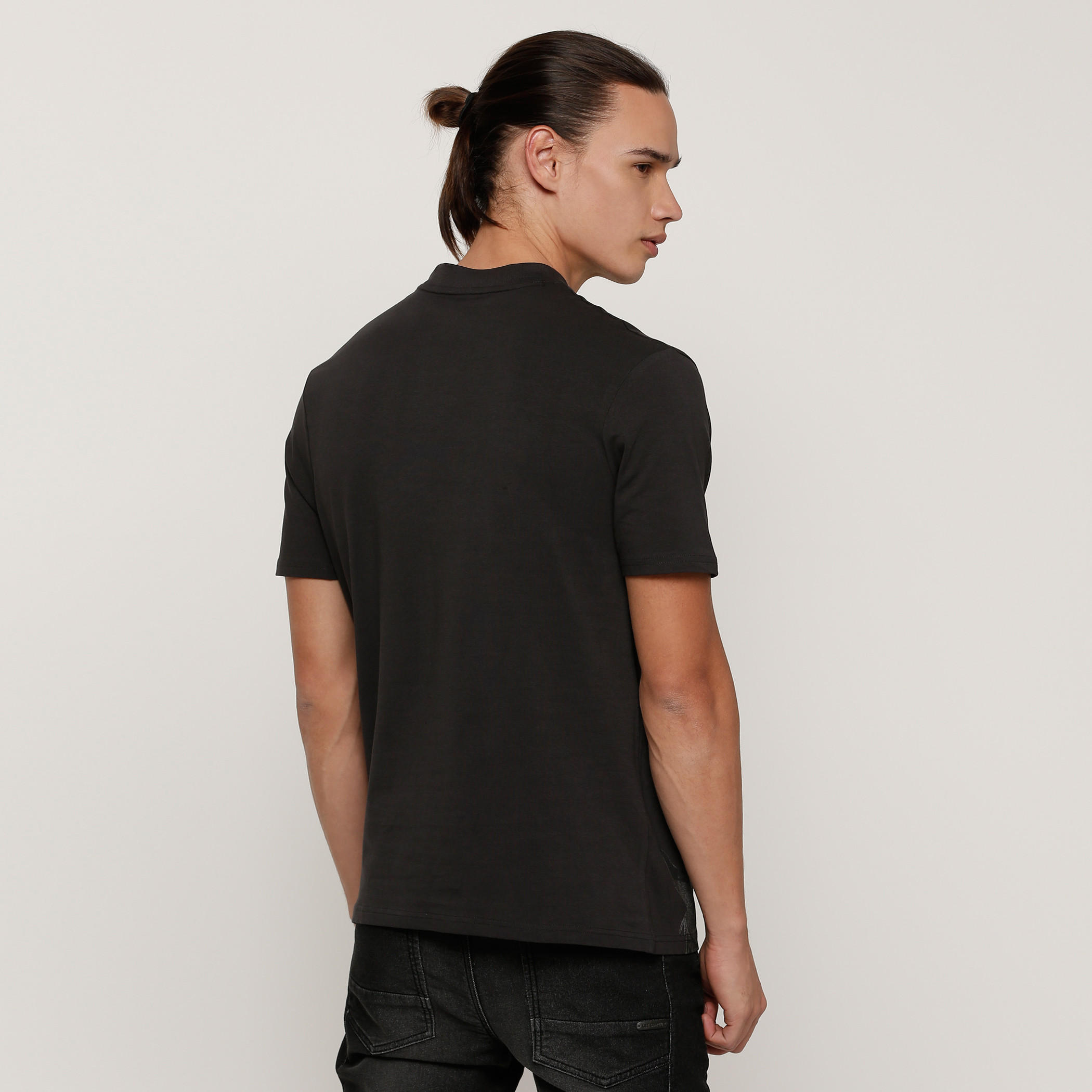 تيشيرت رجالي بياقة مستديرة وأكمام قصيرة مع طبعات ويز خليفة من أوفيشيال سيدني مورر -men-clothing-tshirtsandpolos-tshirts-image-2